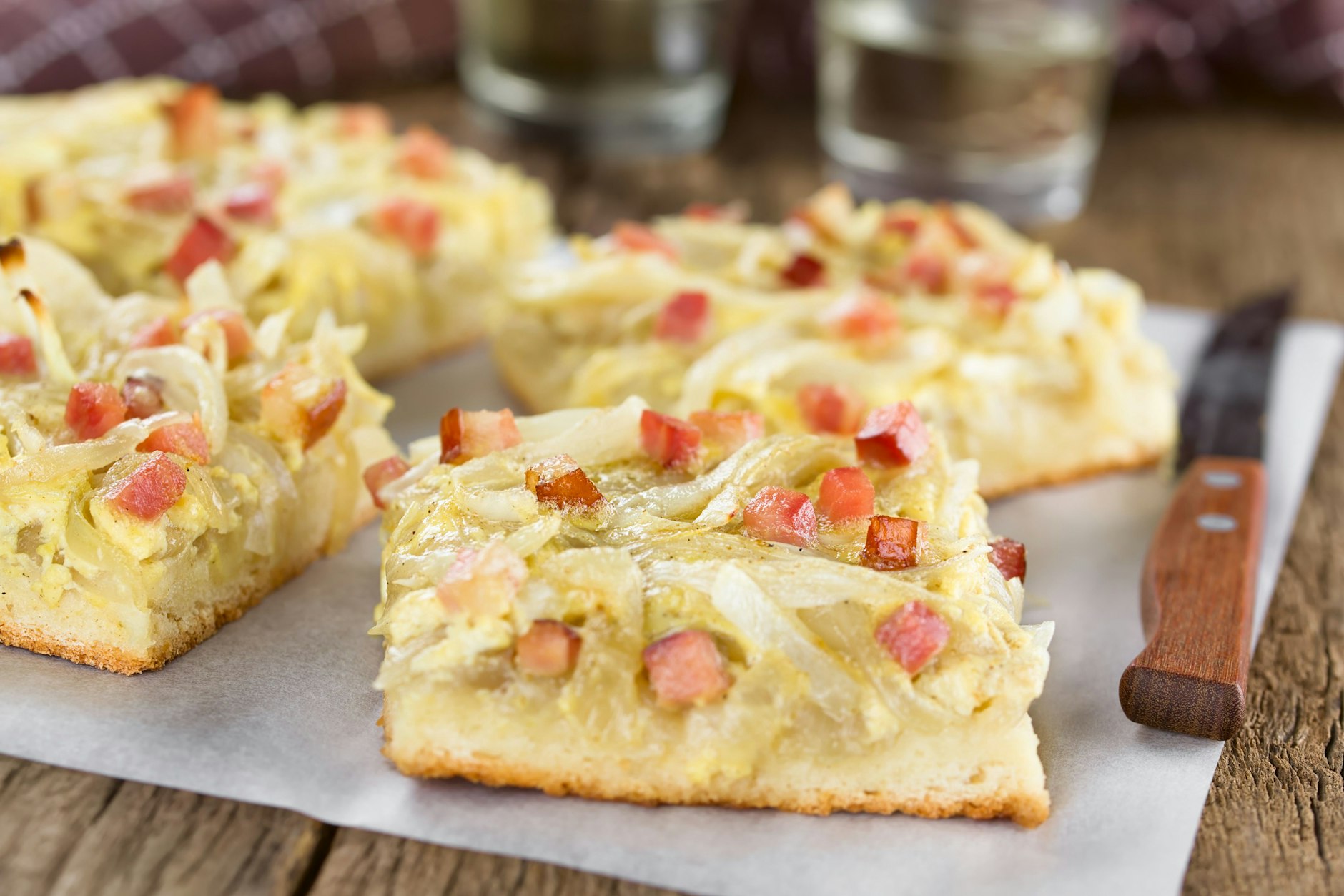 Zwiebelkuchen mit Speck ist der perfekte Snack zum Glas Wein und schmeckt auch als komplettes Abendessen der ganzen Familie.