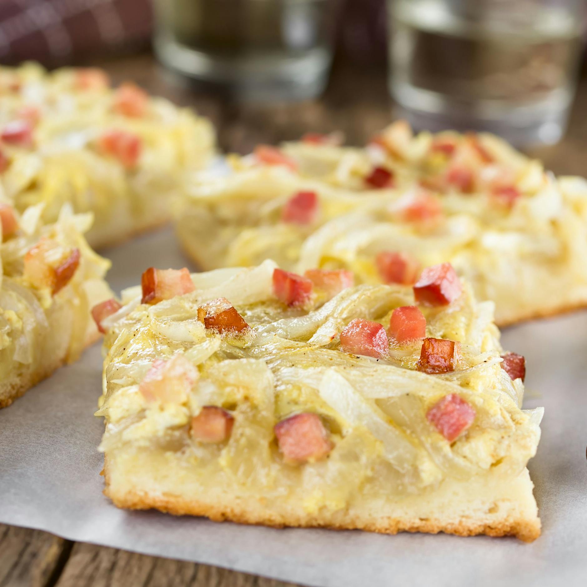 Saftiger Zwiebelkuchen mit Speck frisch vom Blech – das geniale Rezept