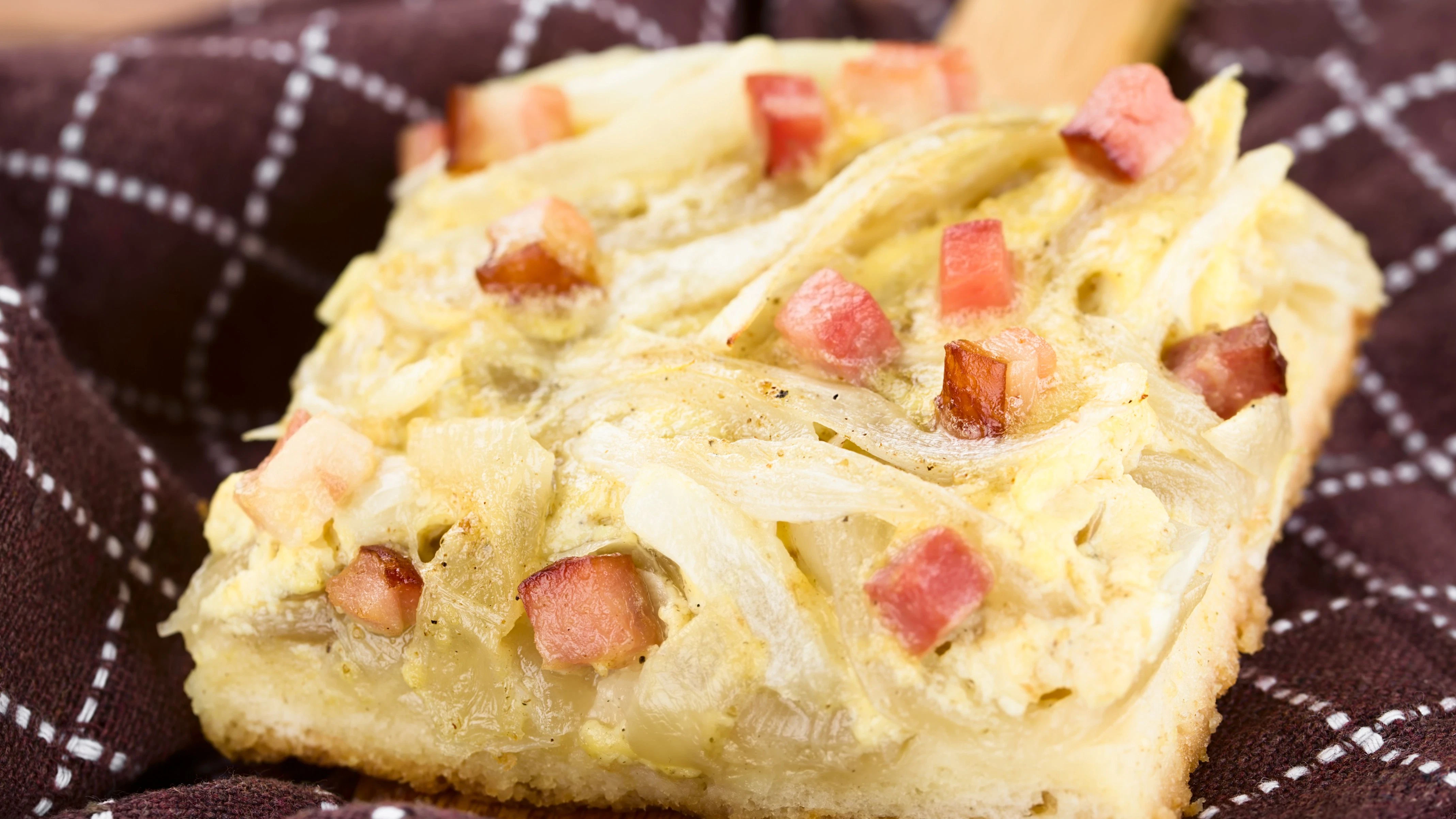 Zwiebelkuchen mit Speck ist ein herzhafter Sattmacher und dabei sind die Zutaten auch noch sehr günstig zu kaufen.
