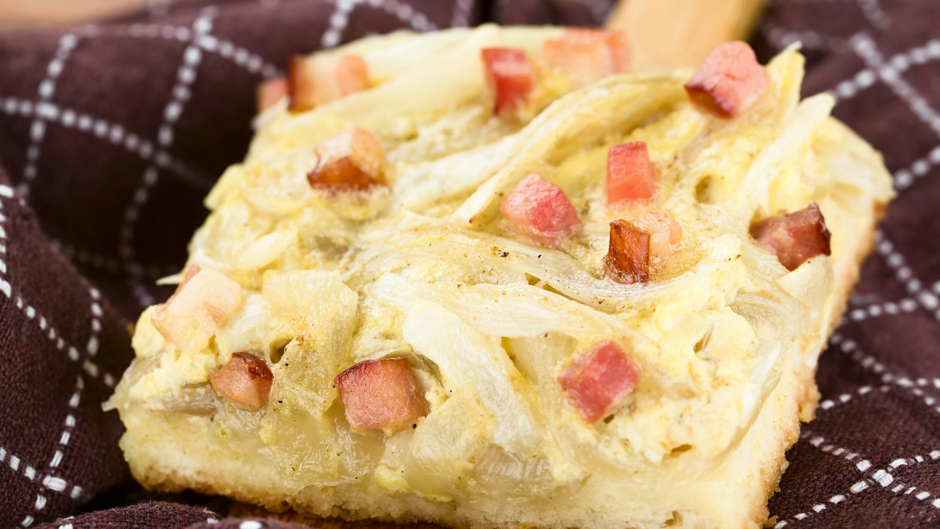 Zwiebelkuchen mit Speck ist ein herzhafter Sattmacher und dabei sind die Zutaten auch noch sehr günstig zu kaufen.
