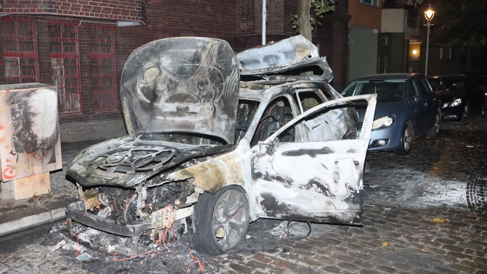 Der ausgebrannte SUV.