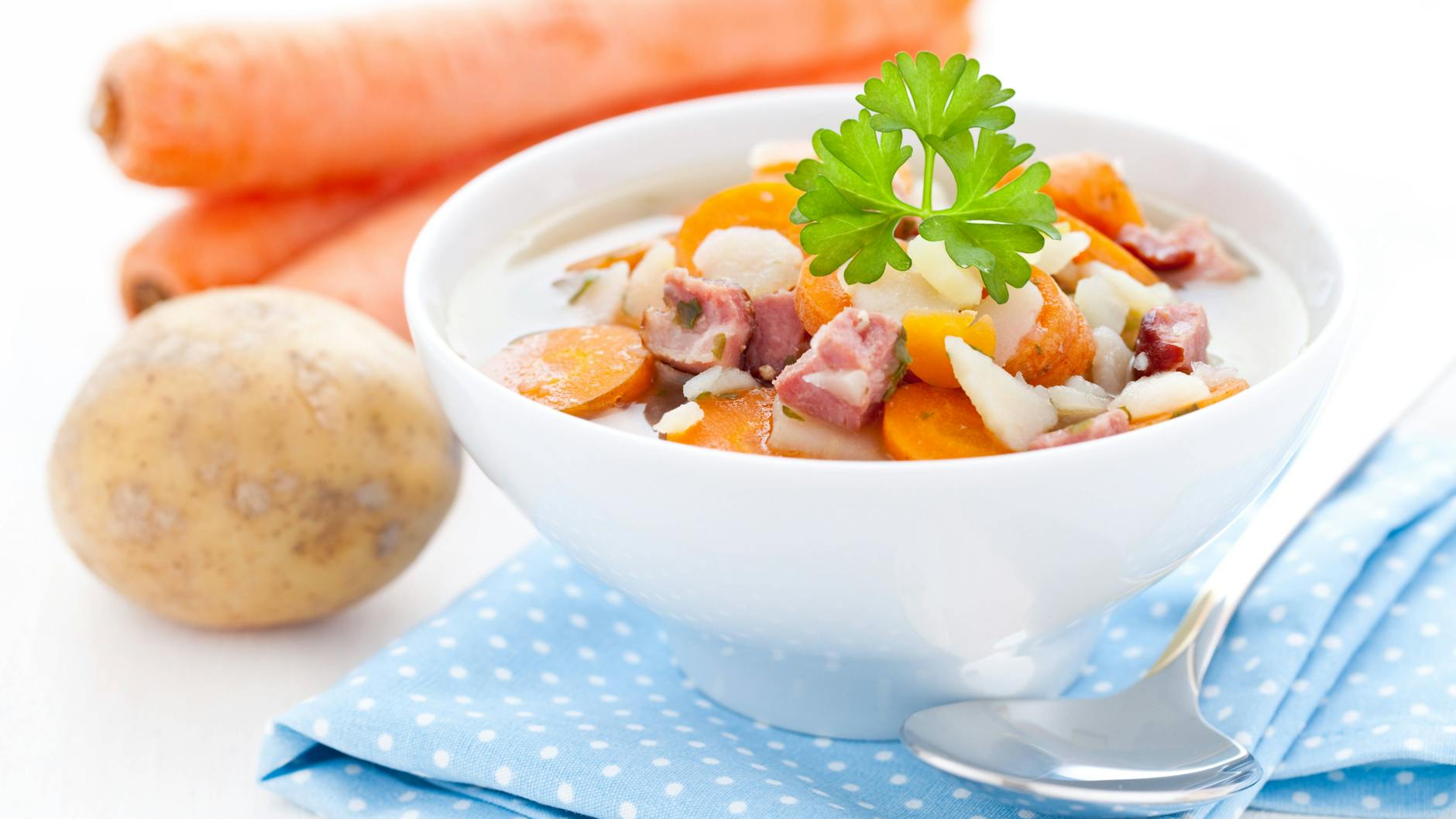 Wer auf Kohlenhydrate verzichten will, kann das Rezept für Möhreneintopf mit Kasseler auch ohne Kartoffeln zubereiten.