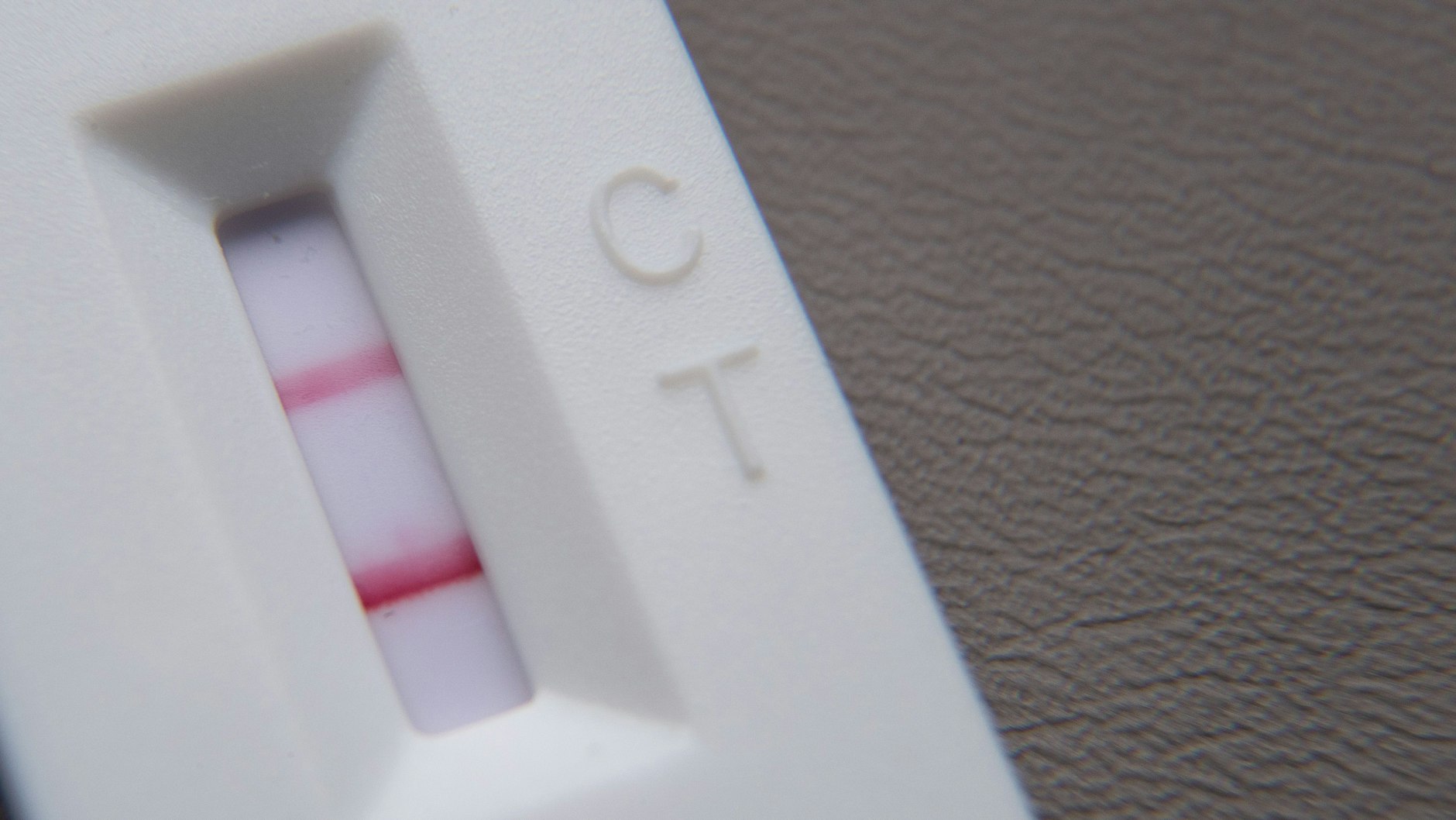 Ein positiver Corona-Schnelltest: Das Virus erwischt derzeit wieder viel mehr Menschen in Deutschland.