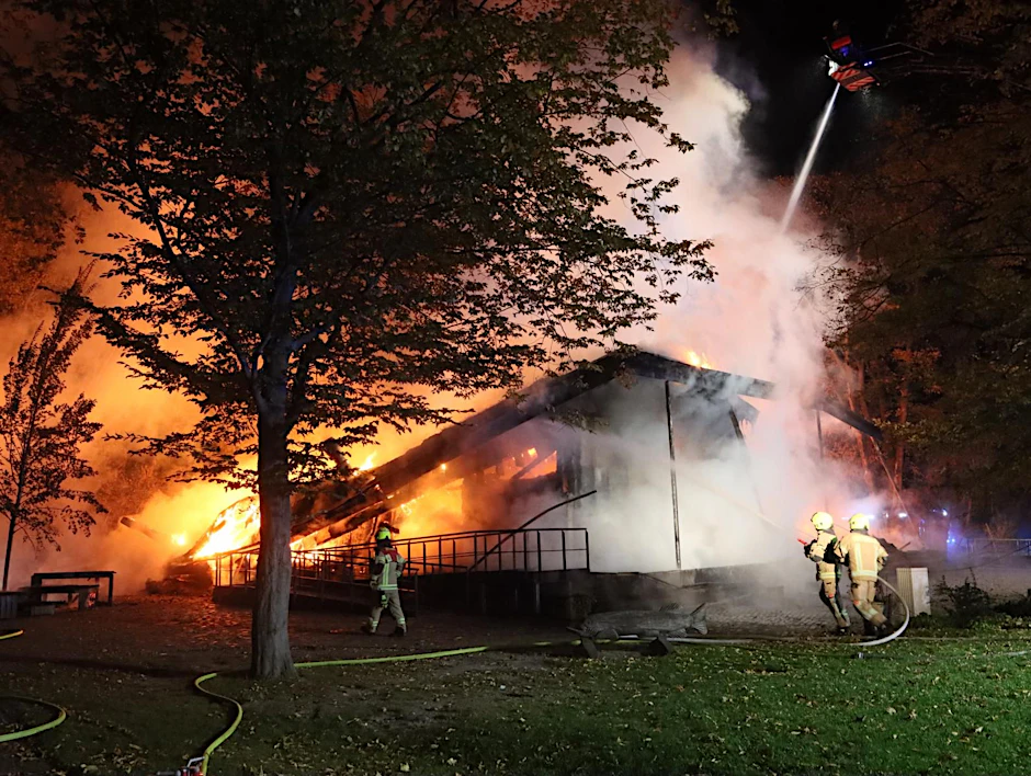 Bei Eintreffen des ersten Löschfahrzeuges der Berliner Feuerwehr brannte das Umweltbildungszentrum bereits seit mehr als zwei Stunden.