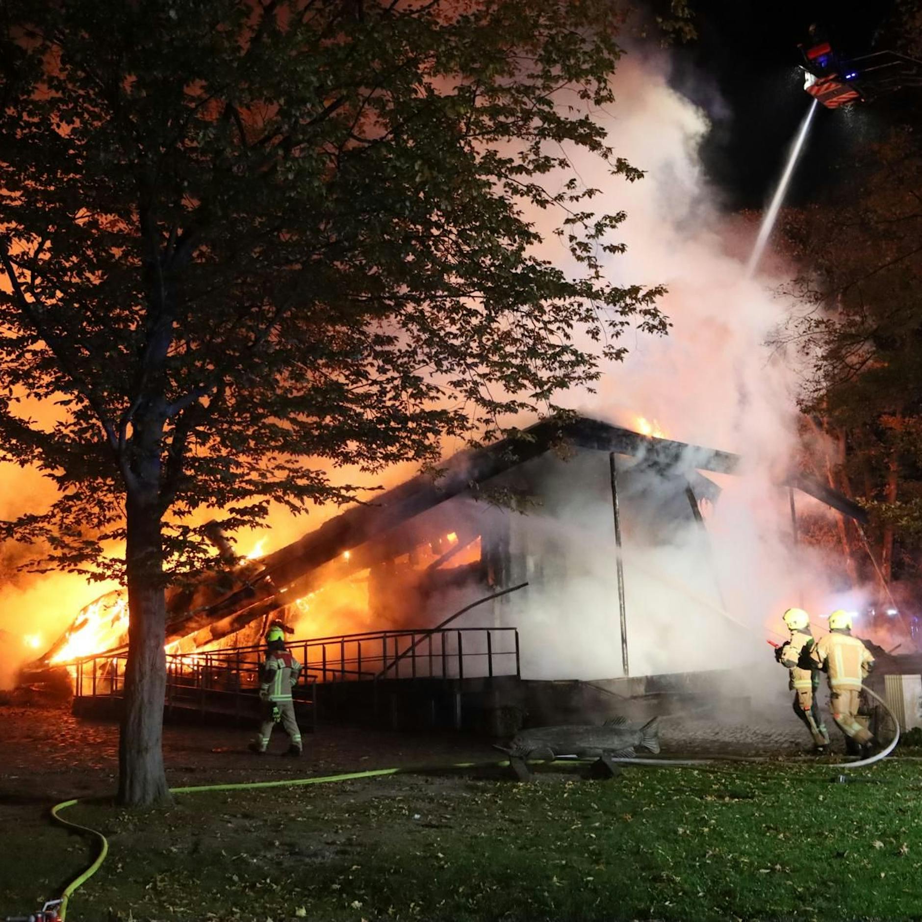 Britzer Garten: Feuerwehr traf erst 2 Stunden nach erstem Notruf ein