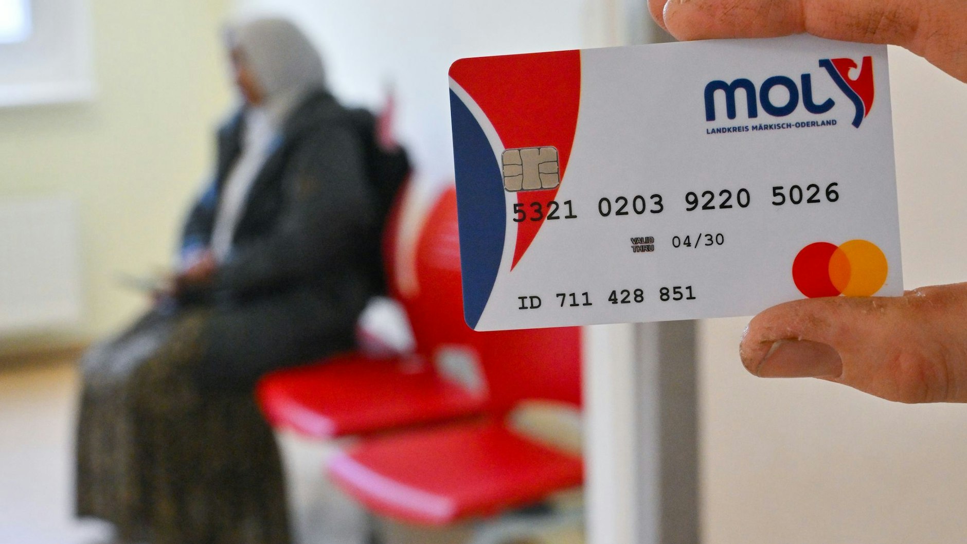Eine Bezahlkarte für Asylbewerber: Damit kann man nur 50 Euro Bargeld abheben. Zu wenig, finden viele.