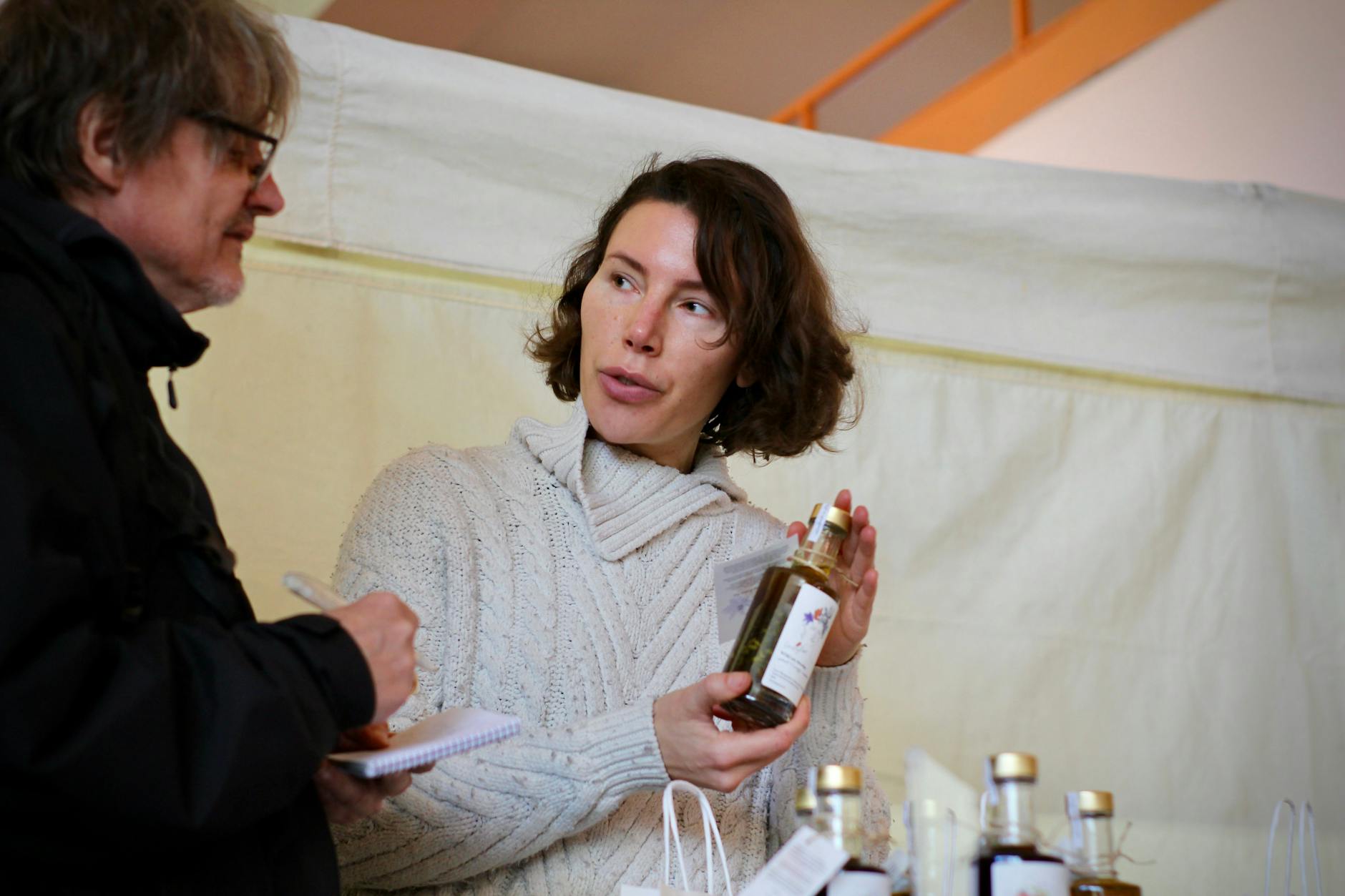 Der KURIER-Reporter im Gespräch mit der Dressing-Queen aus Berlin