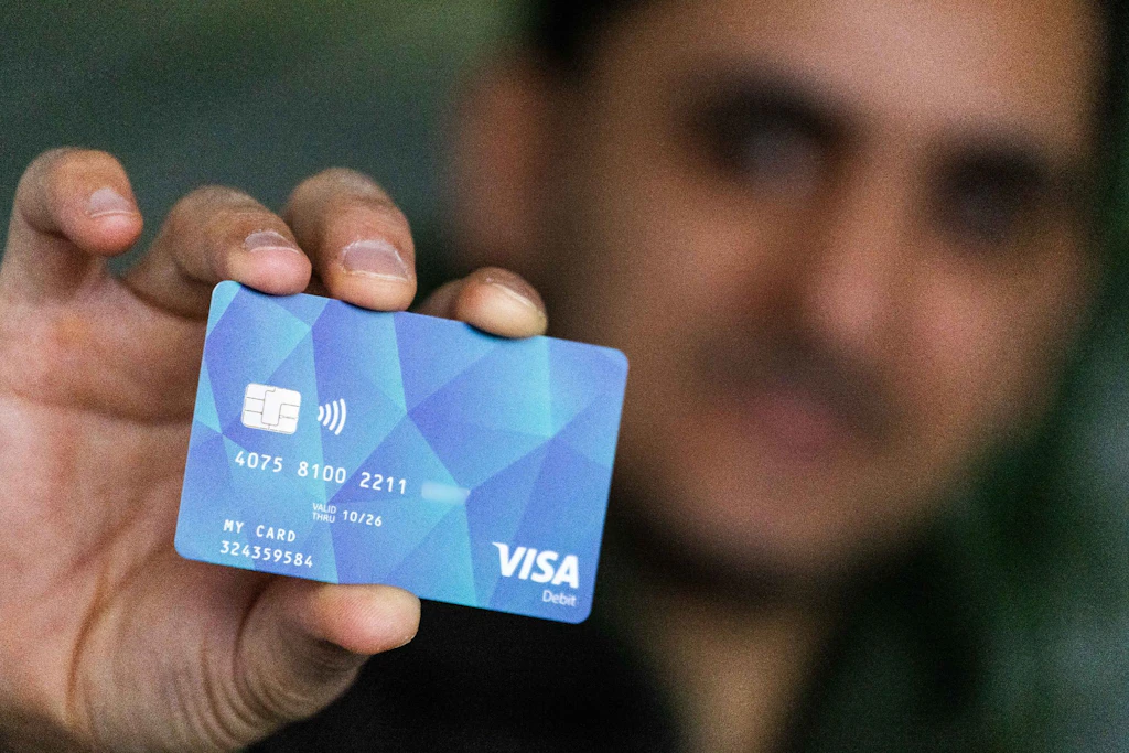 Mehr Bargeld für Geflüchtete: Neuer Trick soll Bezahl-Karte aushebeln