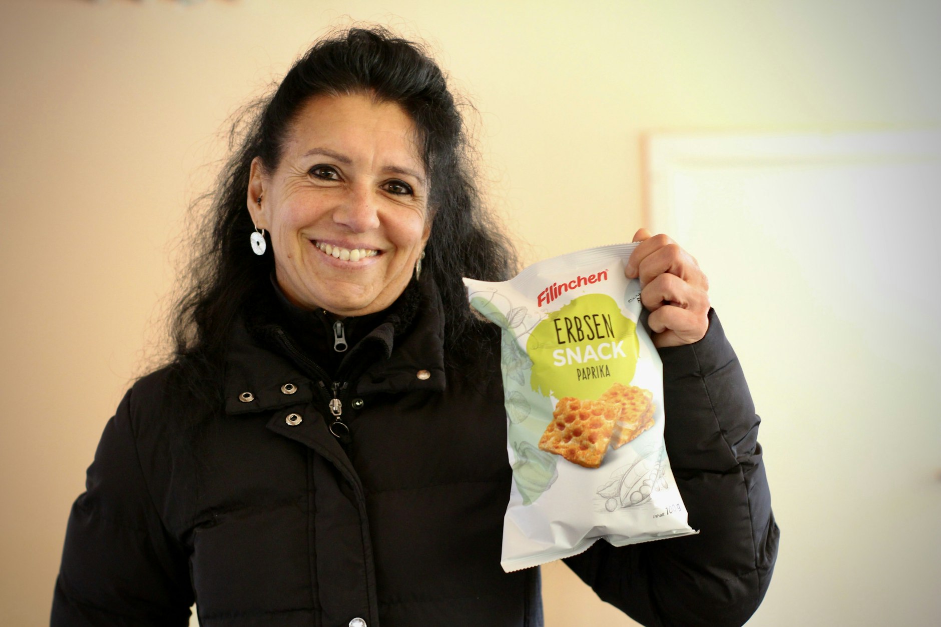 Bärbel Lay (53)&nbsp; mit dem Filinchen-Snack, der auf der Ostpro Ptemiere feiert.