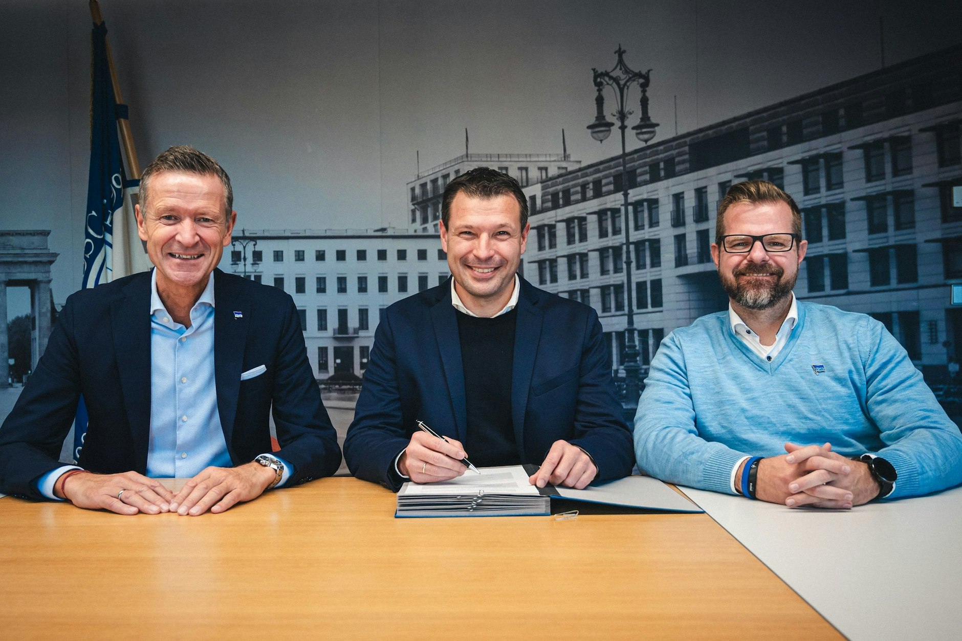 Sportdirektor Benjamin Weber verlängerte Donnerstag seinen Vertrag bei Hertha BSC bis 2027. Geschäftsführer Herrich und Interimspräsident Drescher freuen sich.