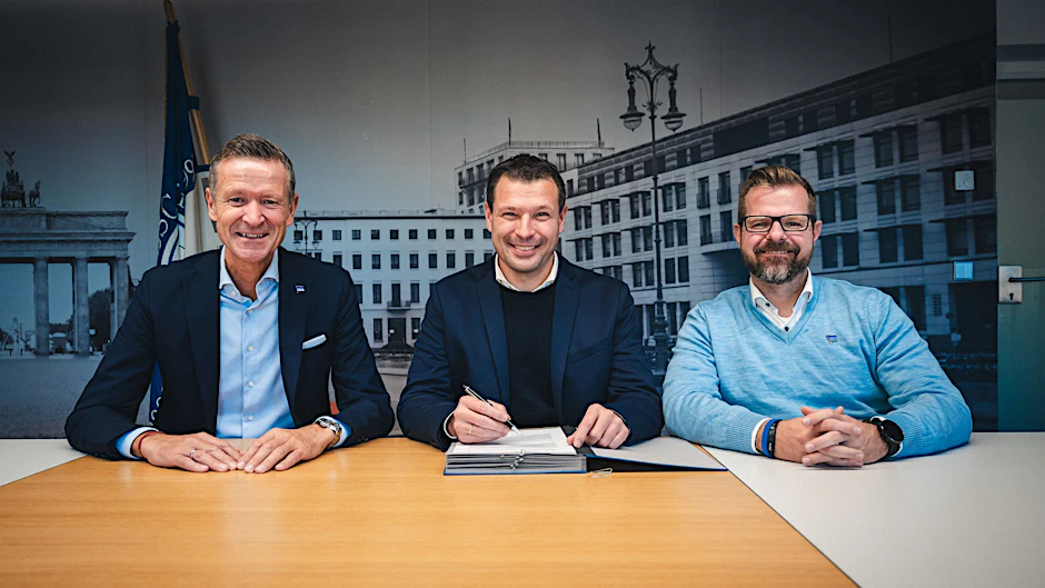 Sportdirektor Benjamin Weber verlängerte Donnerstag seinen Vertrag bei Hertha BSC bis 2027. Geschäftsführer Herrich und Interimspräsident Drescher freuen sich.