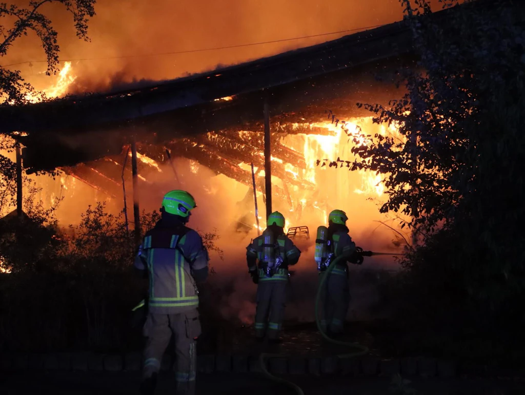 Feuerinferno im Britzer Garten: Die dramatischen Bilder