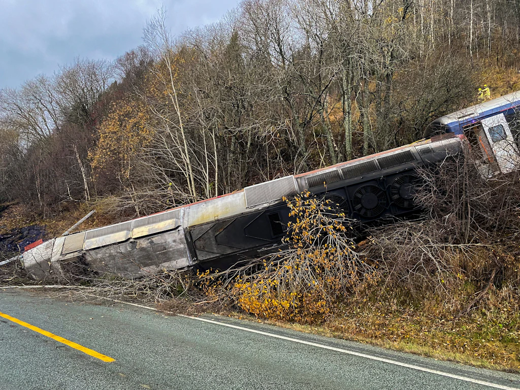 Zug nach Steinschlag entgleist, ein Toter! So erlebten Passagiere den Crash