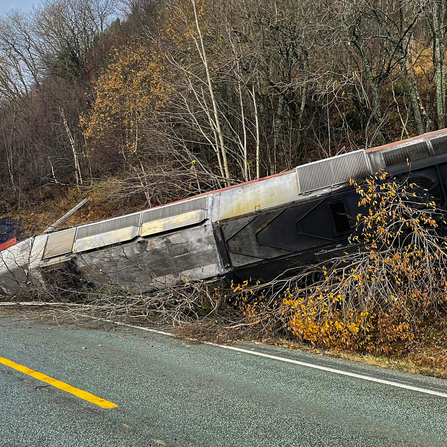 Zug nach Steinschlag entgleist, ein Toter! So erlebten Passagiere den Crash
