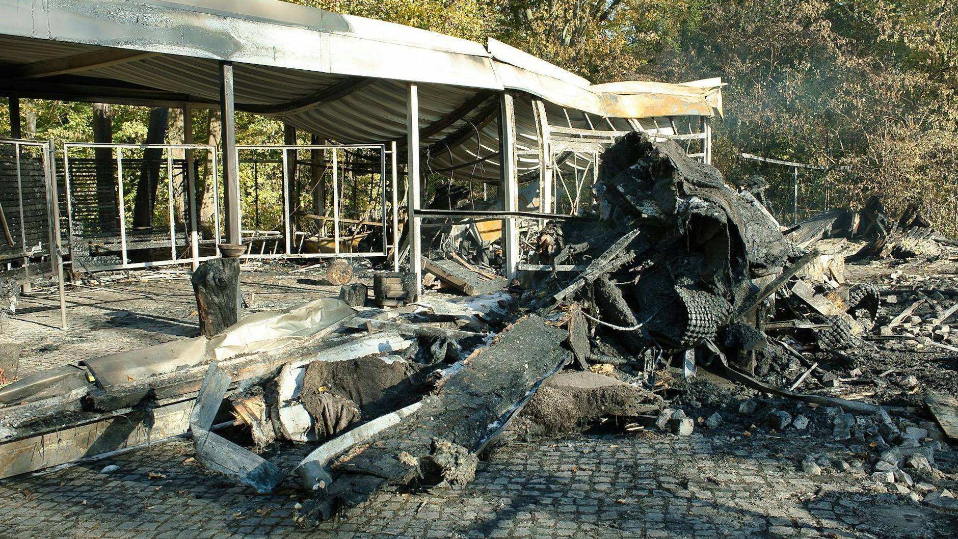 Die Hitze durch das Feuer war so groß, das selbst eine Ausstellung in einem weiter entfernt stehenden Unterstand schmolz.