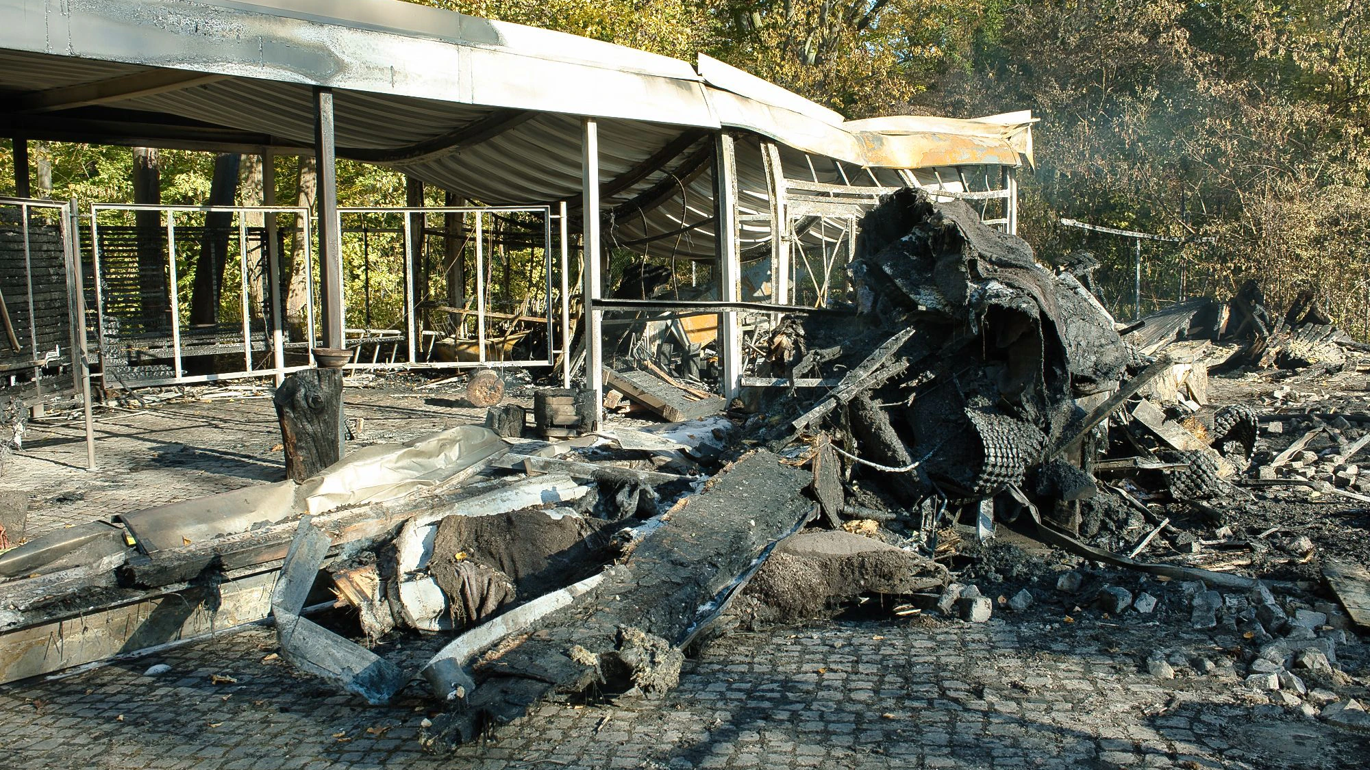 Die Hitze durch das Feuer war so groß, das selbst eine Ausstellung in einem weiter entfernt stehenden Unterstand schmolz.