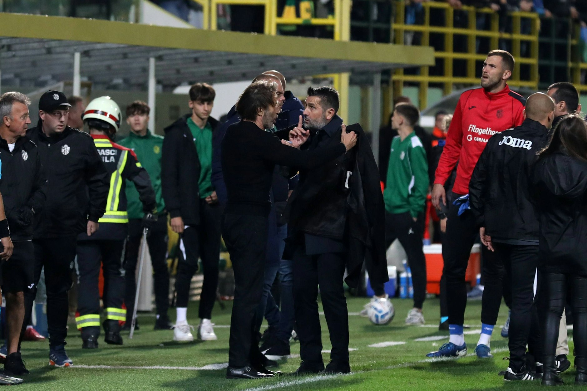 Eine Szene, die bei vielen Fans des 1. FC Union schlimme Erinnerungen weckt: Ex-Trainer Nenad Bjelica (53) lieferte sich in Kroatien eine Rauferei. 