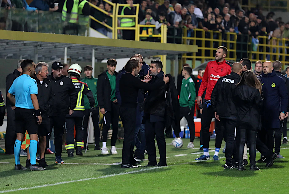 Eine Szene, die bei vielen Fans des 1. FC Union schlimme Erinnerungen weckt: Ex-Trainer Nenad Bjelica (53) lieferte sich in Kroatien eine Rauferei.&nbsp;