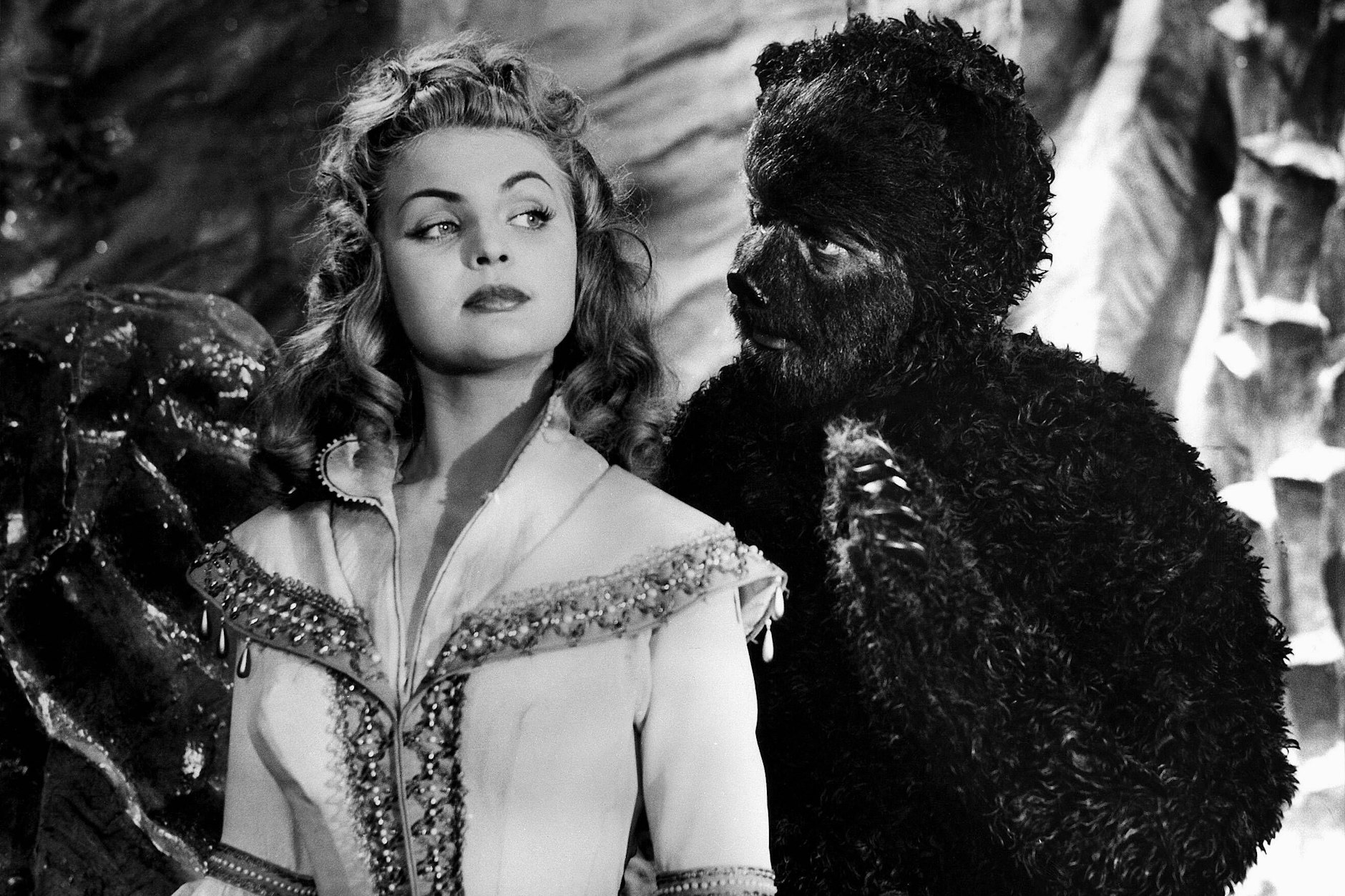 Sie sind die Stars in „Das singende, klingende Bäumchen“: die Prinzessin (gespielt von Christel Bodenstein) und der Prinz, hier nach der Verwandlung in einen Bären (Eckart Dux).