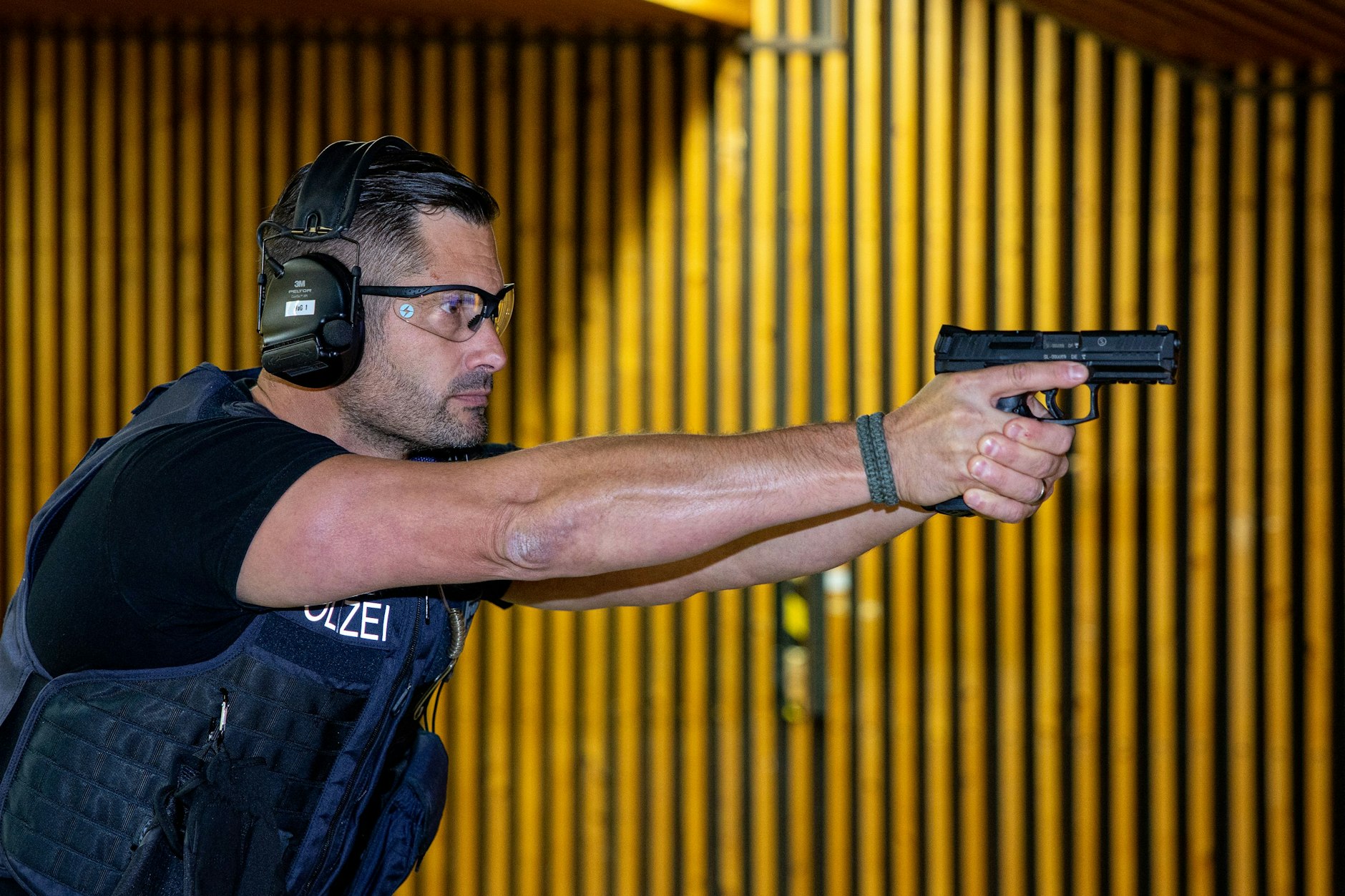 Die Berliner Polizei ist mit der Dienstwaffe vom Typ SFP9 des Herstellers Heckler &amp;&nbsp;Koch ausgerüstet.