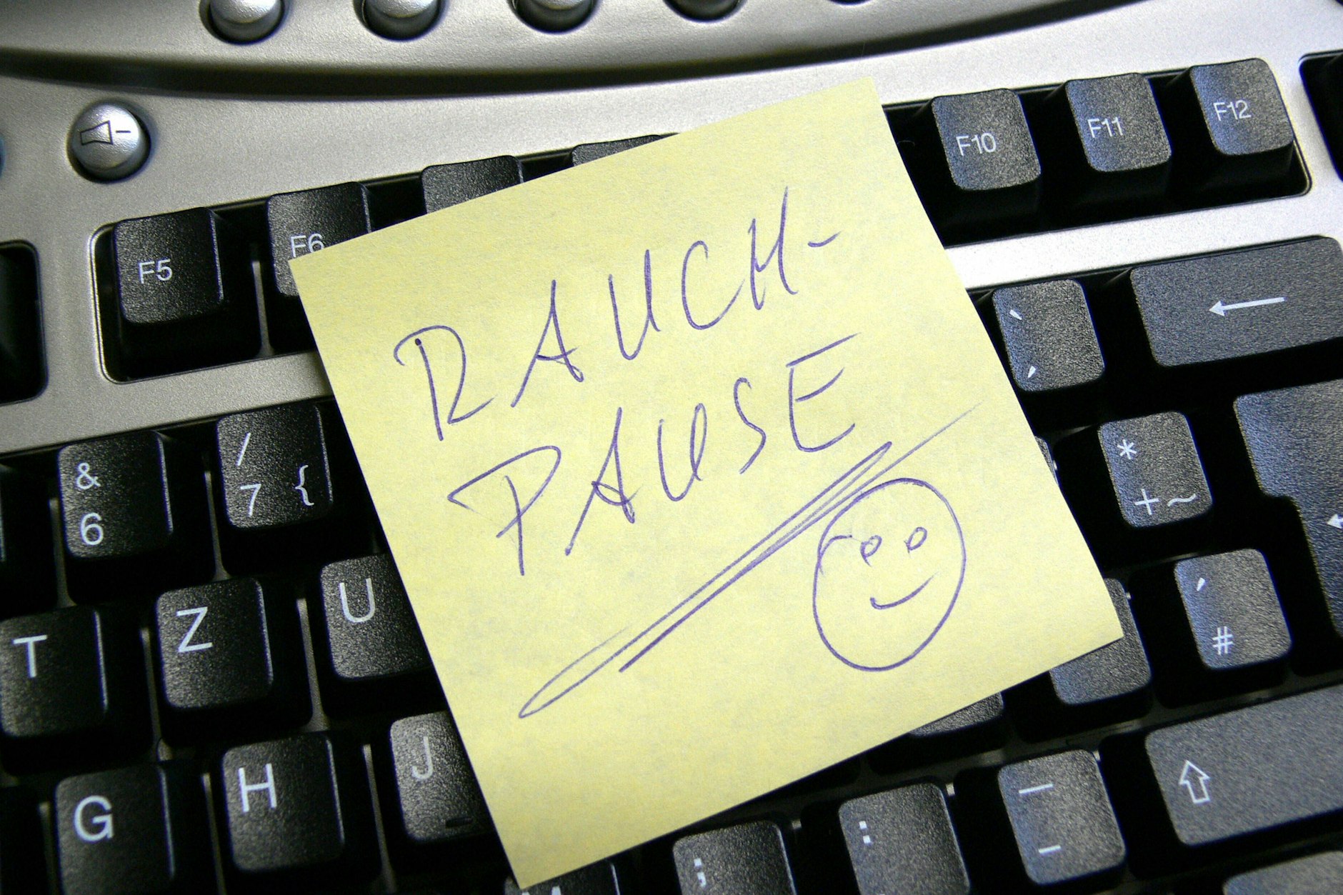 69 Prozent nehmen sich zum Rauchen zusätzliche Pausen. 