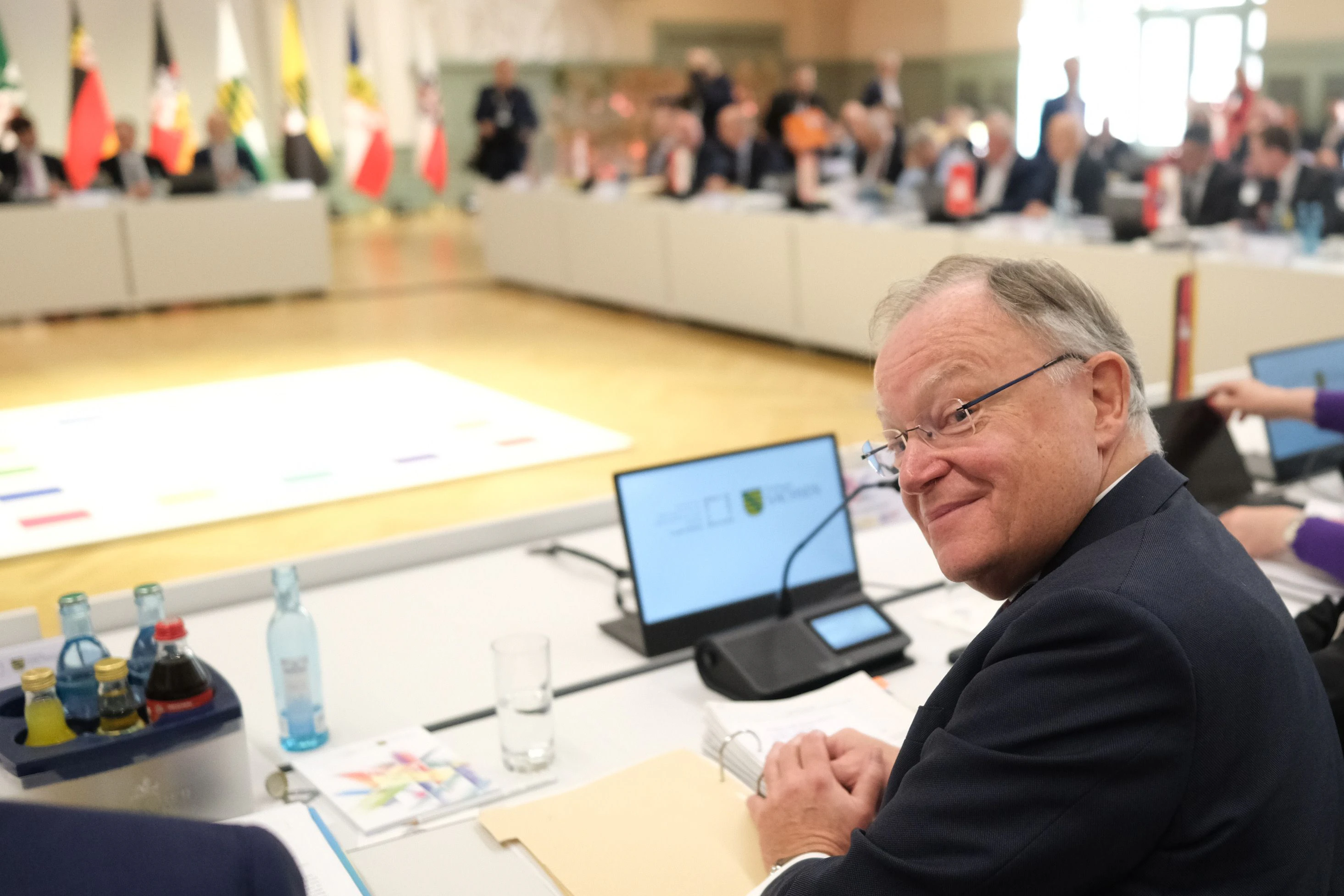 Stephan Weil (SPD), Ministerpräsident des Landes Niedersachsen, sitzt einem Saal der Kongresshalle Leipzig. Dort findet Ministerpräsidentenkonferenz statt.