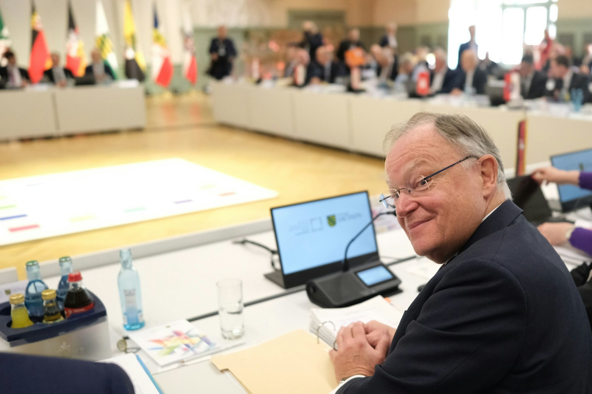 Stephan Weil (SPD), Ministerpräsident des Landes Niedersachsen, sitzt einem Saal der Kongresshalle Leipzig. Dort findet Ministerpräsidentenkonferenz statt.