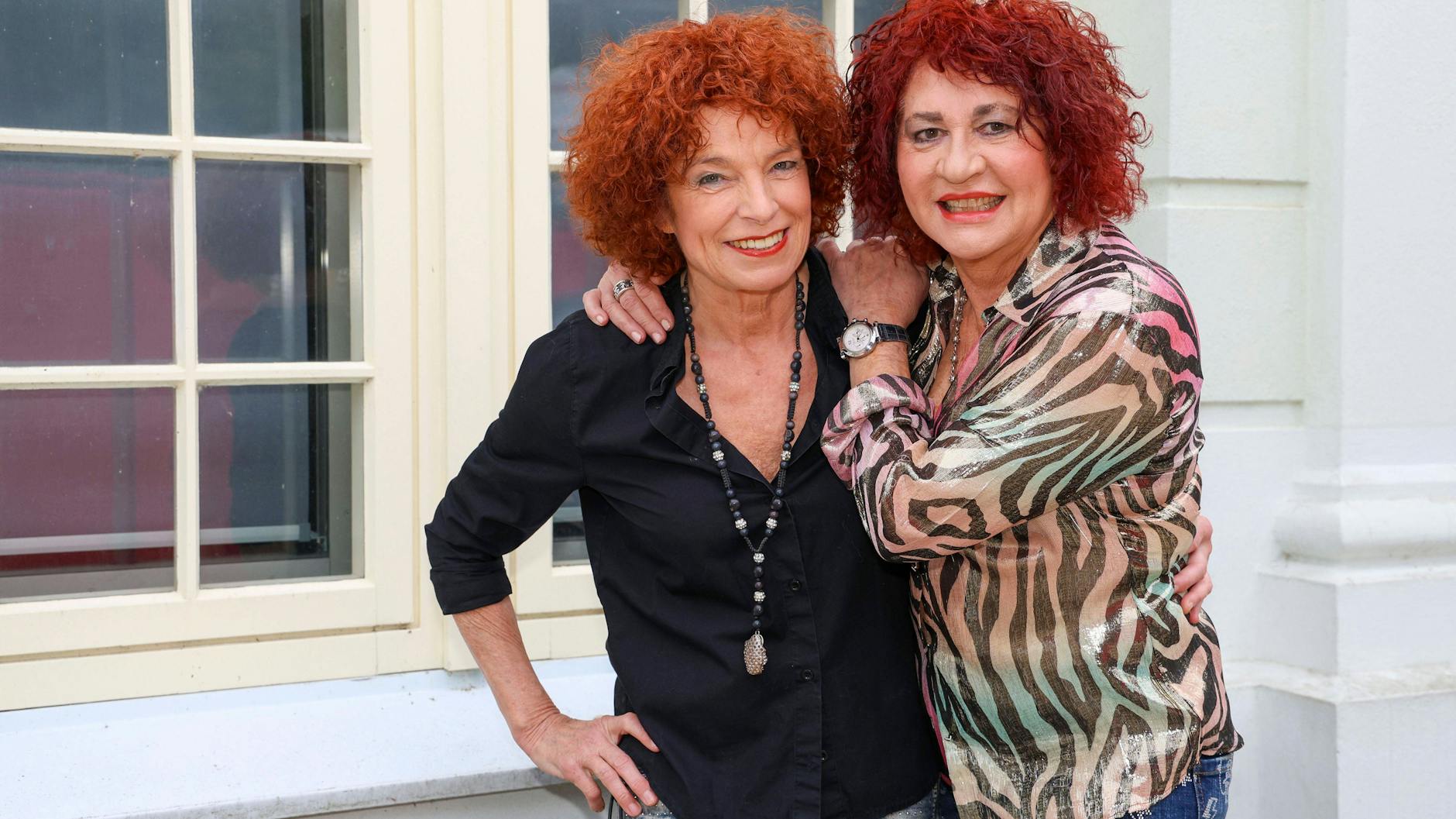 Das Duo Cora stand zuletzt wieder häufiger auf der Bühne - der Hit Amsterdam begleitet die beiden frauen seit Jahren.