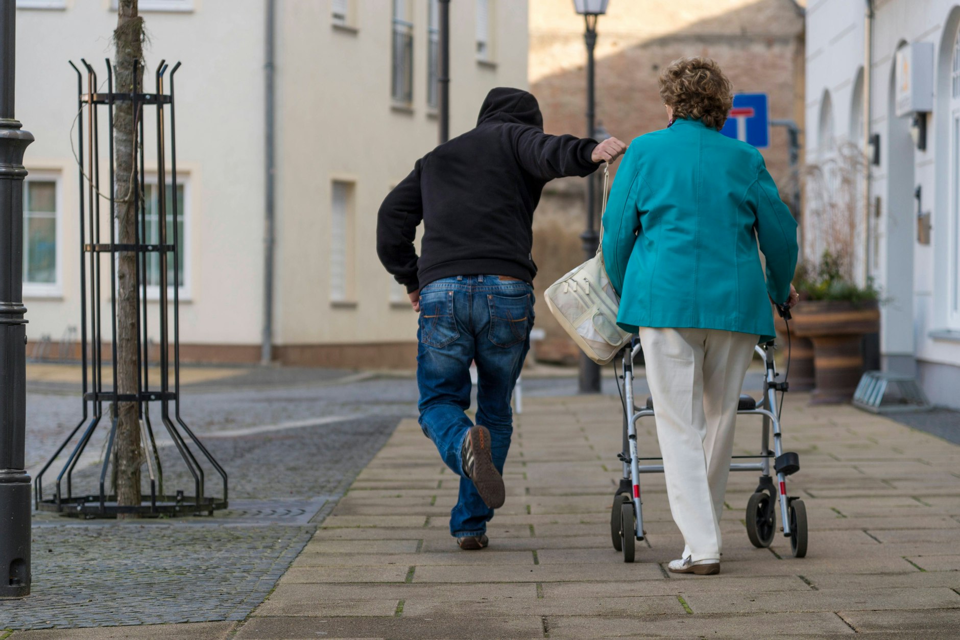 Immer wieder fallen ältere Menschen Räubern zum Opfer, werden auf der Straße angegriffen (Symbolfoto).