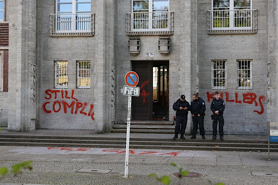 Einsatzkräfte der Polizei stehen vor einem Gebäude der Freien Universität in der Kaiserwerther Straße. Vermummte Personen hätten versucht, das Präsidium der Hochschule zu stürmen, seien aber gescheitert, wie die Pressestelle. Nach Angaben der Pressestelle wurde das Hamas-Dreieck und Parolen im Zusammenhang mit dem Gaza-Krieg im und vor dem Gebäude gesprüht.