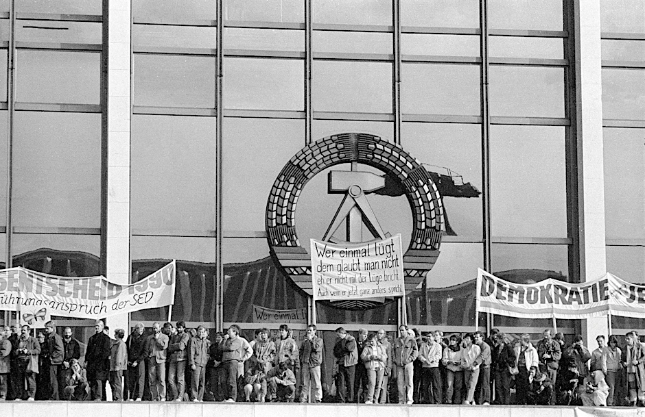 Bei der Friedlichen Revolution im Jahr 1989 forderten immer mehr Ostdeutsche demokratische Grundrechte.