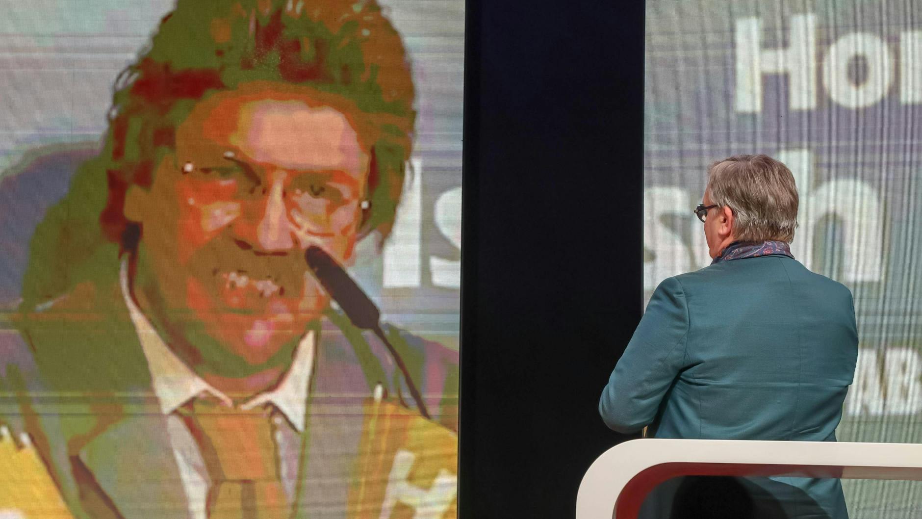 Hape Kerkeling vor einem Foto seiner Figur „Horst Schlämmer“.