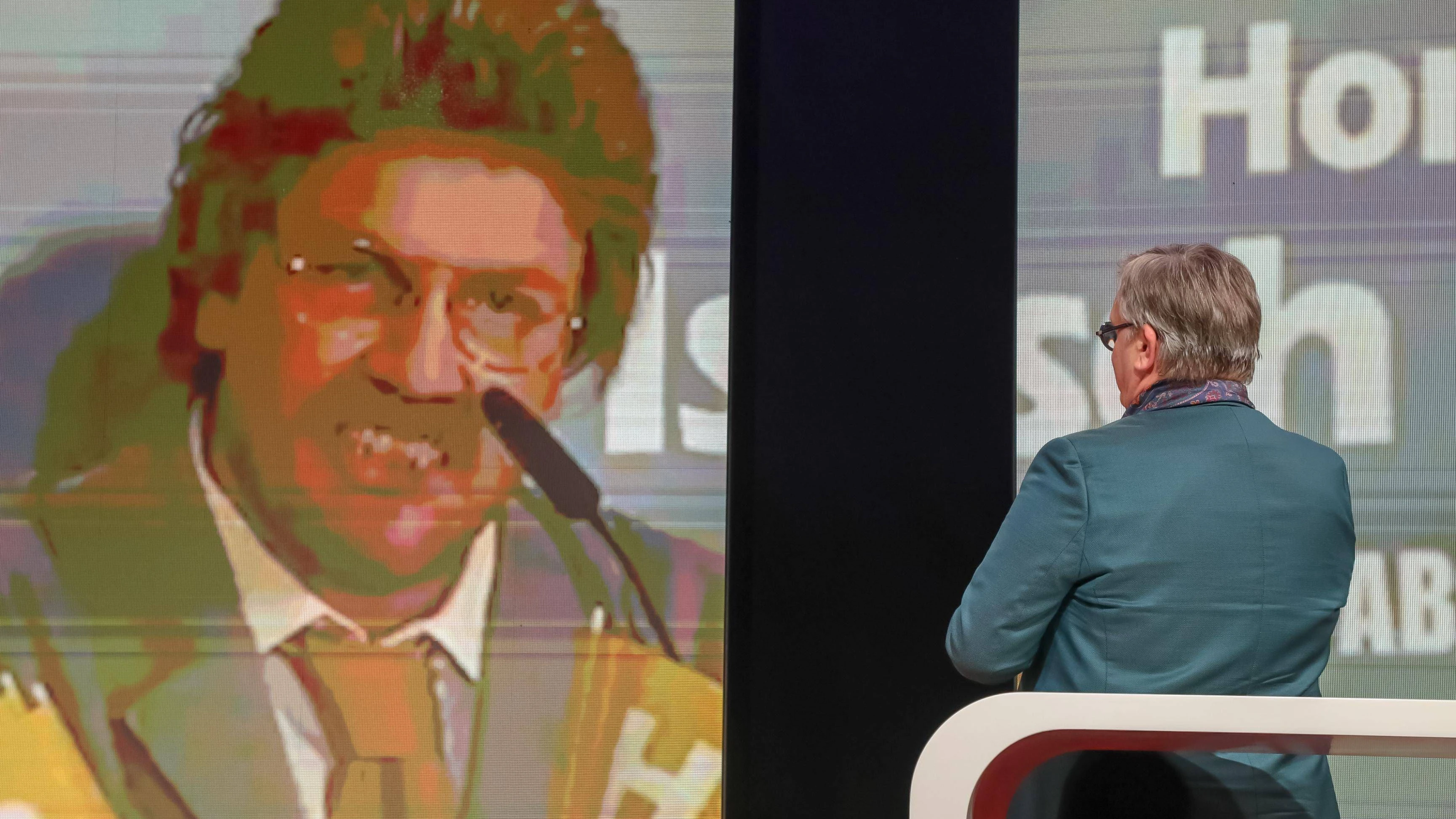 Hape Kerkeling vor einem Foto seiner Figur „Horst Schlämmer“.