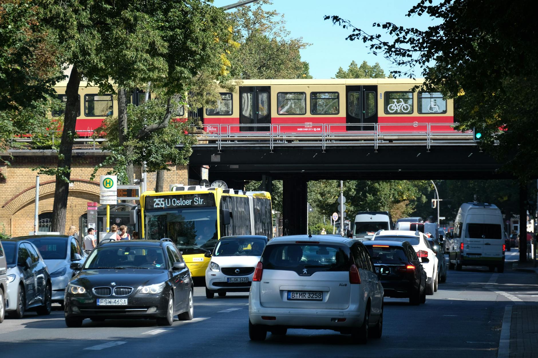 Brückenabriss geplant: Die betroffene Brücke war für den Stadtteil ein bedeutender Verkehrsknotenpunkt. Täglich nutzten zahlreiche Pendler die Verbindung, um schnell von Norden nach Süden zu gelangen.