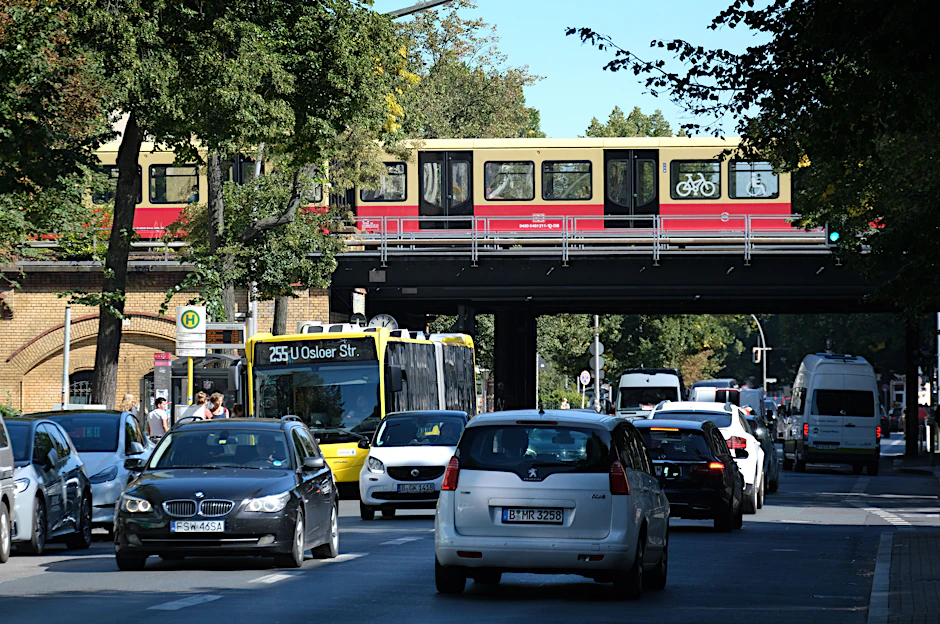 Brückenabriss geplant: Die betroffene Brücke war für den Stadtteil ein bedeutender Verkehrsknotenpunkt. Täglich nutzten zahlreiche Pendler die Verbindung, um schnell von Norden nach Süden zu gelangen.