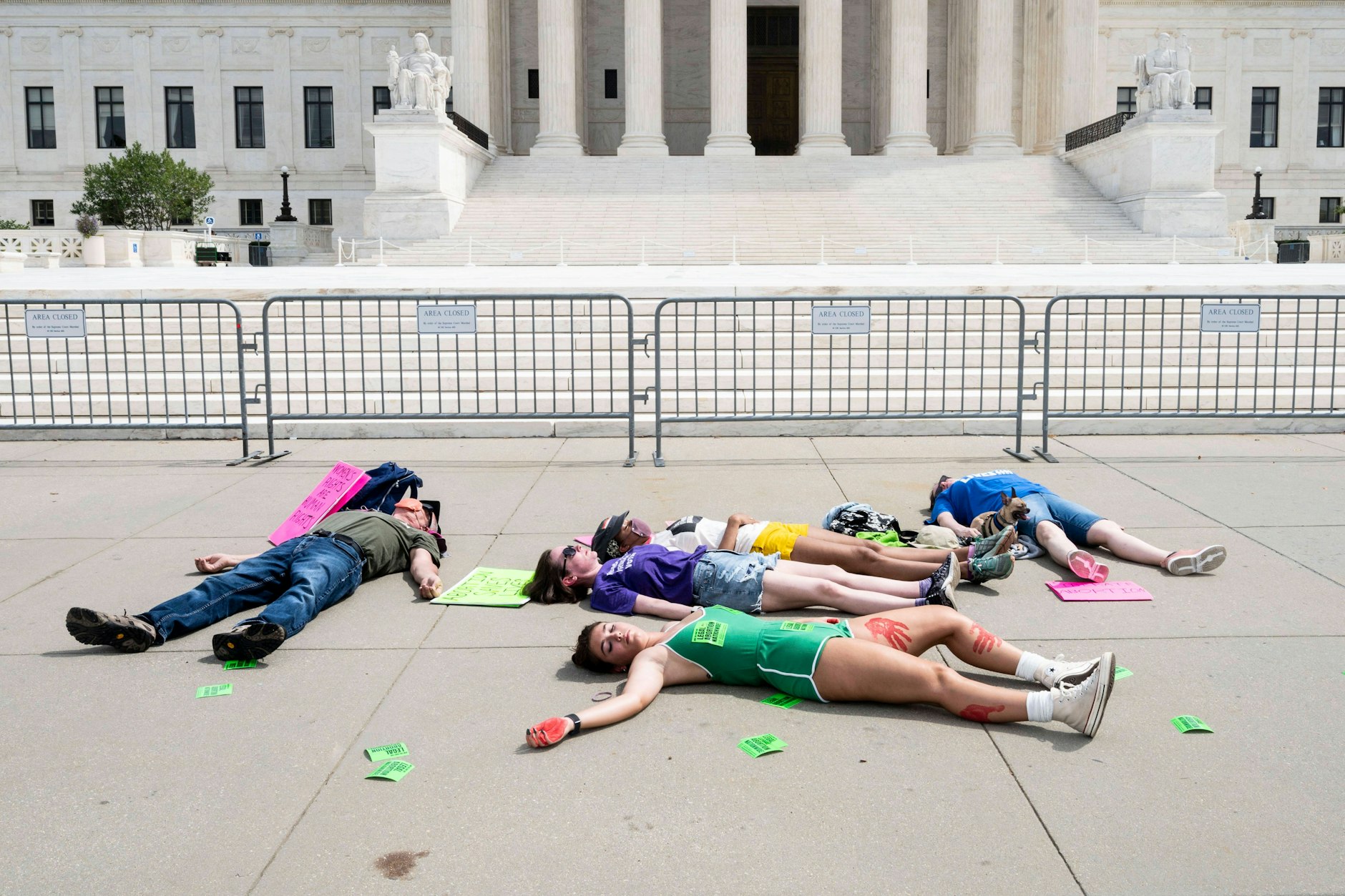 Mit dem Verweis auf die Rettung ungeborenen Lebens werden Abtreibungsrechte immer wieder beschnitten. Im Bild: Demonstranten gegen die Entscheidung des Supreme Court der USA, das verfassungsrechtlich garantierte Recht auf Abtreibung aufzuheben.