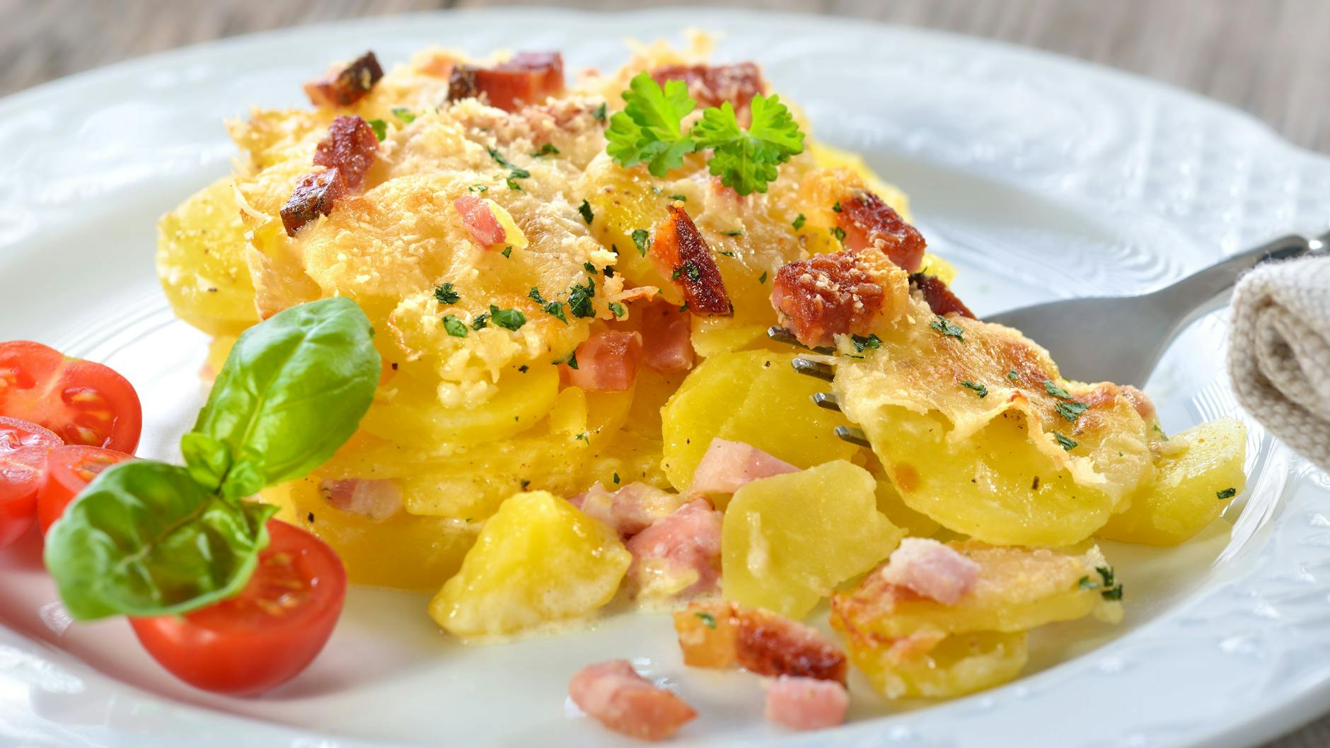Béchamelkartoffeln erinnern an Kartoffelauflauf - und das Rezept kann dafür die perfekte Grundlage sein: Überbacken Sie sie einfach mit Käse!