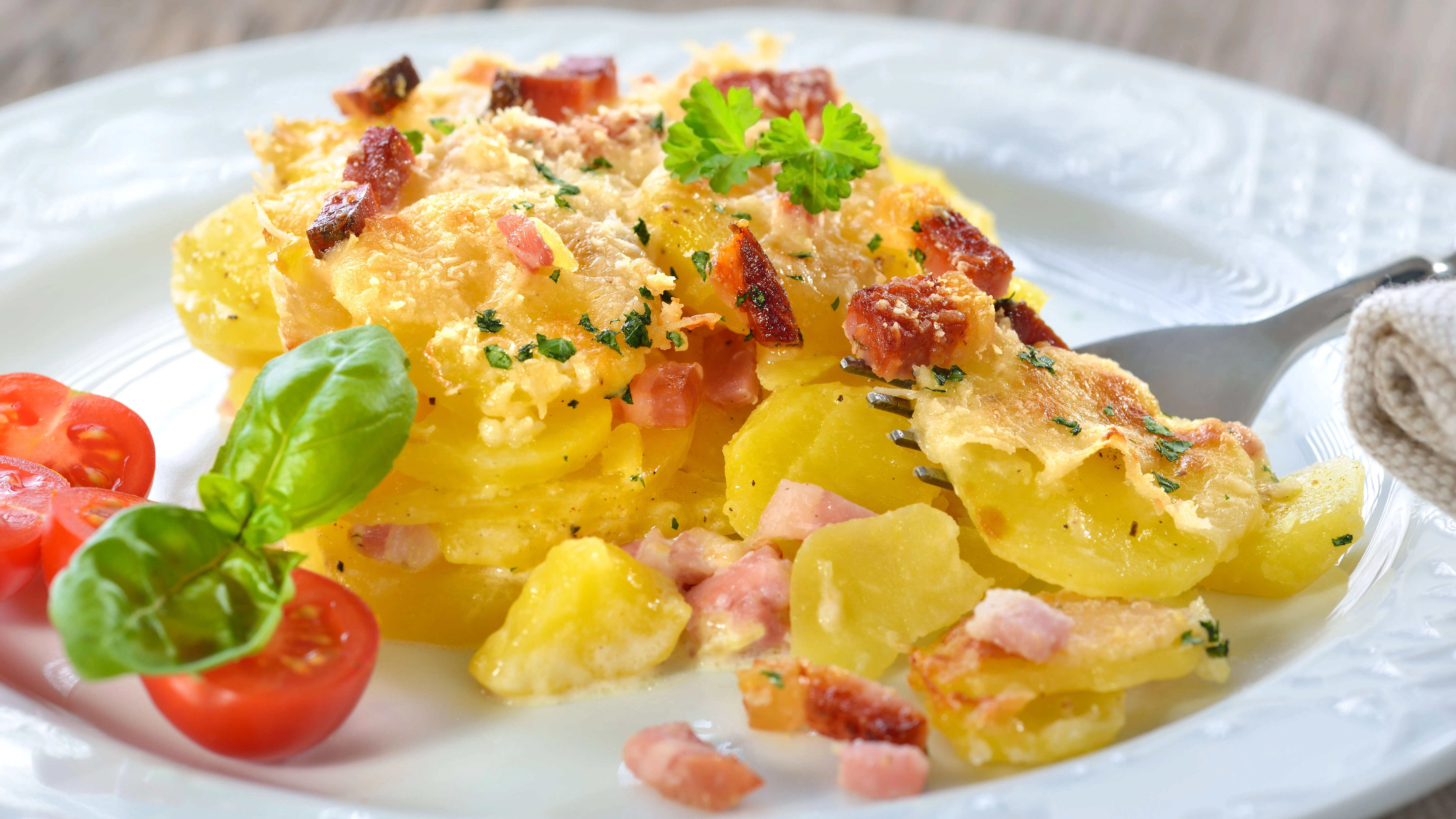 Béchamelkartoffeln erinnern an Kartoffelauflauf - und das Rezept kann dafür die perfekte Grundlage sein: Überbacken Sie sie einfach mit Käse!