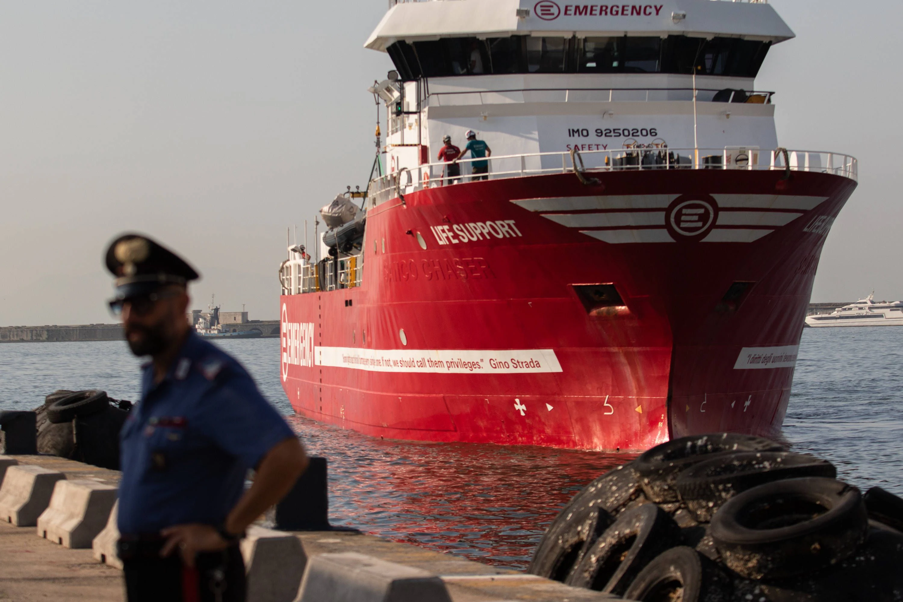Rettungsschiff einer NGO fährt in Neapel ein.