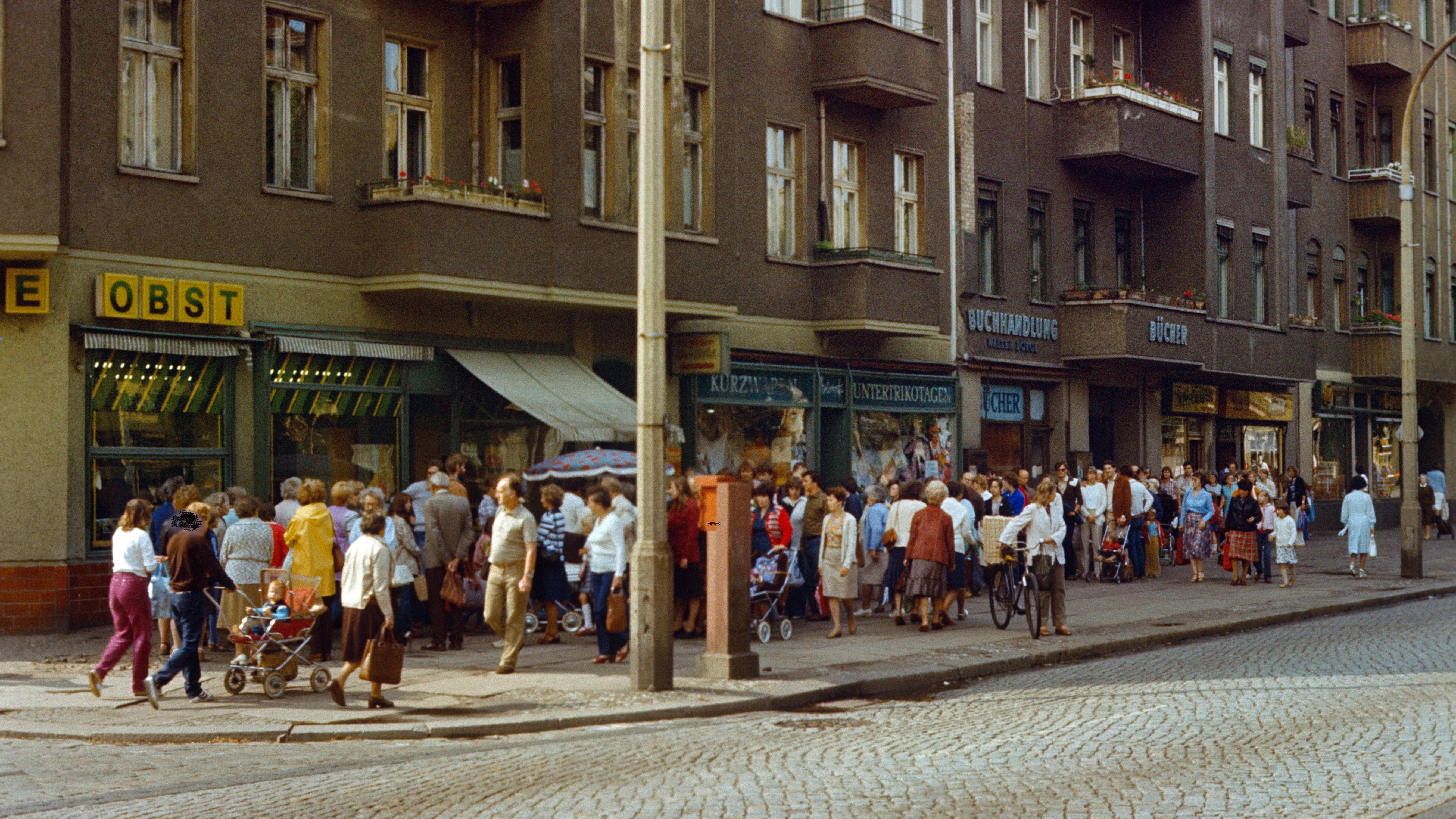 In der DDR bildeten sich immer wieder Schlangen - auch das dokumentierte Ingeborg Lüdicke in ihrem Mangeltagebuch.