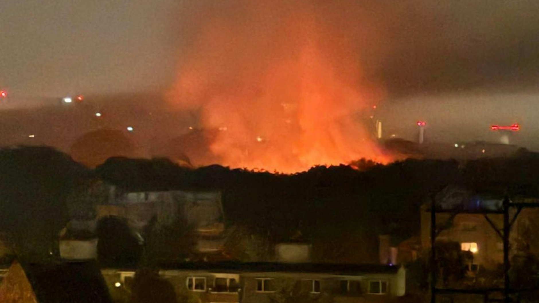 Dieses Foto vom Brand im Britzer Garten um 2:32 Uhr hat die Frau des Anrufers Björn K. vom Balkon der Wohnung des Paares in Buckow aufgenommen.