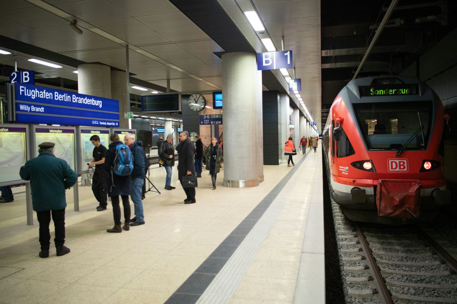 ARCHIV - 11.02.2020, Berlin: Mit mehr Videoüberwachung will die Deutsche Bahn die Sicherheit auf den Bahnhöfen erhöhen. Hier ein Blick auf den Bahnsteig 1 des Bahnhofes am Flughafen Berlin Brandenburg. 