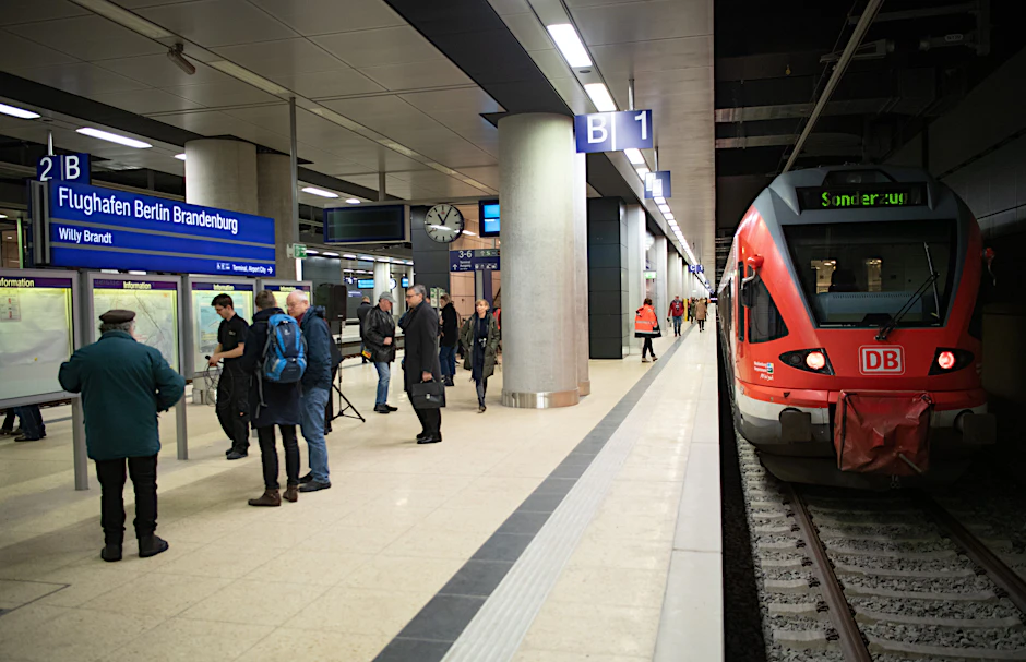 ARCHIV - 11.02.2020, Berlin: Mit mehr Videoüberwachung will die Deutsche Bahn die Sicherheit auf den Bahnhöfen erhöhen. Hier ein Blick auf den Bahnsteig 1 des Bahnhofes am Flughafen Berlin Brandenburg. 