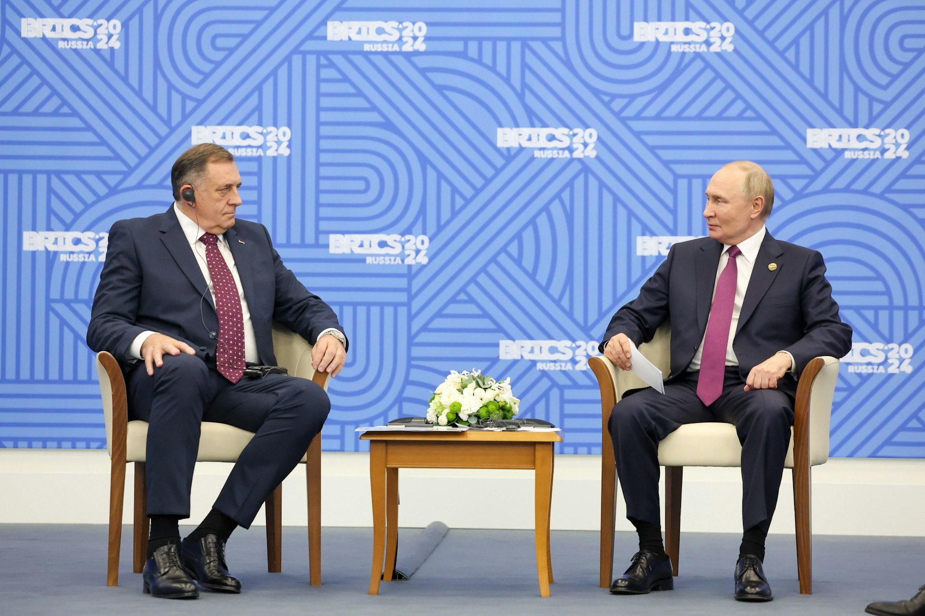 Der russische Präsident Wladimir Putin (r.) und der Präsident der Republika Srpska, Milorad Dodik.