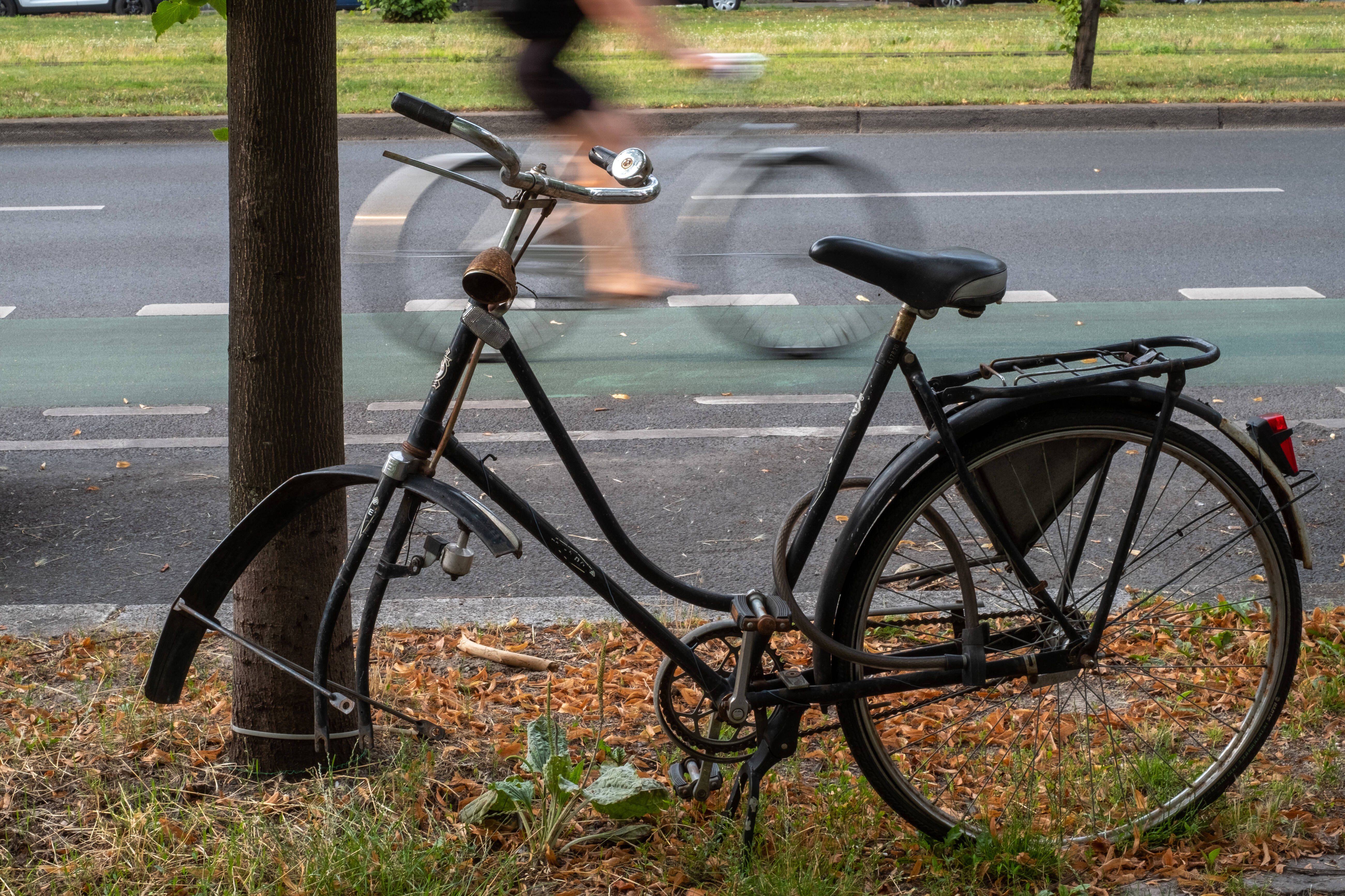 Image - Berliner Straßenbild: Die Schrotträder vom Helmholtzkiez in Pankow