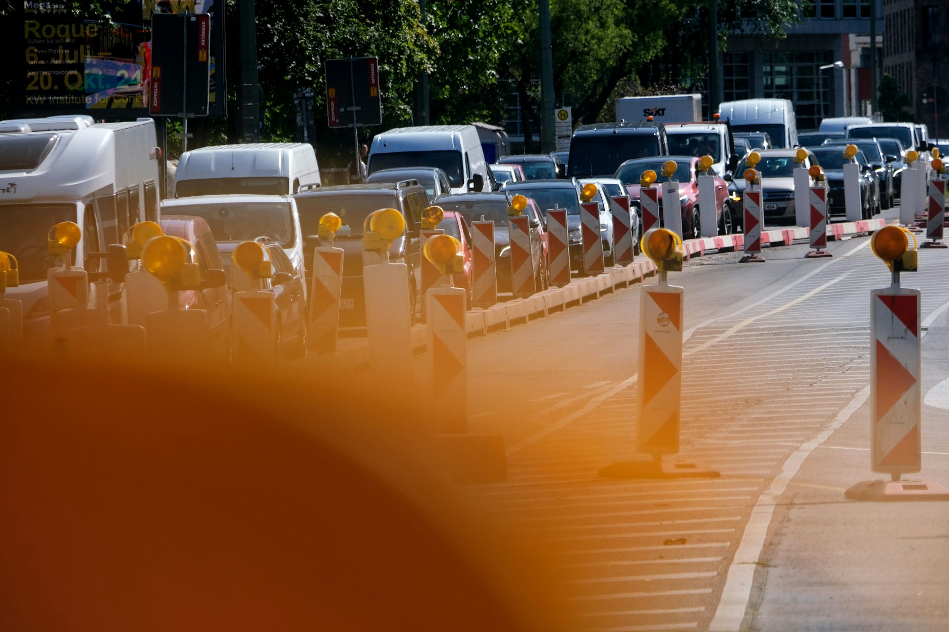 Normalerweise bremsen Baustellen den Verkehr in Berlin aus - doch am Wochenende bringen vor allem Demos und Sport-Events die Autofahrer zum Schwitzen.