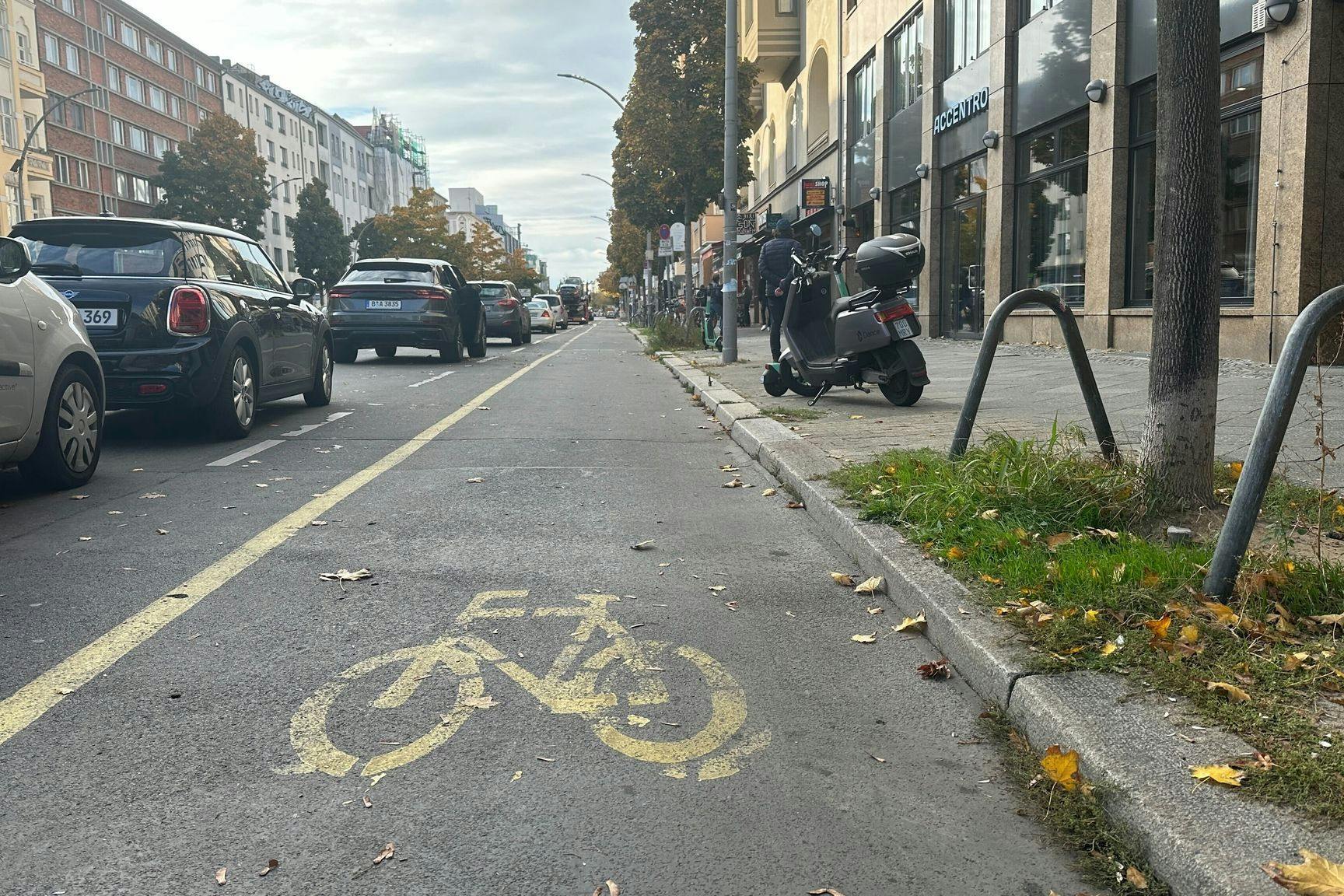Der Radweg in der Kantstraße in Charlottenburg führt zwischen parkenden Autos und dem Fußgängerweg entlang.