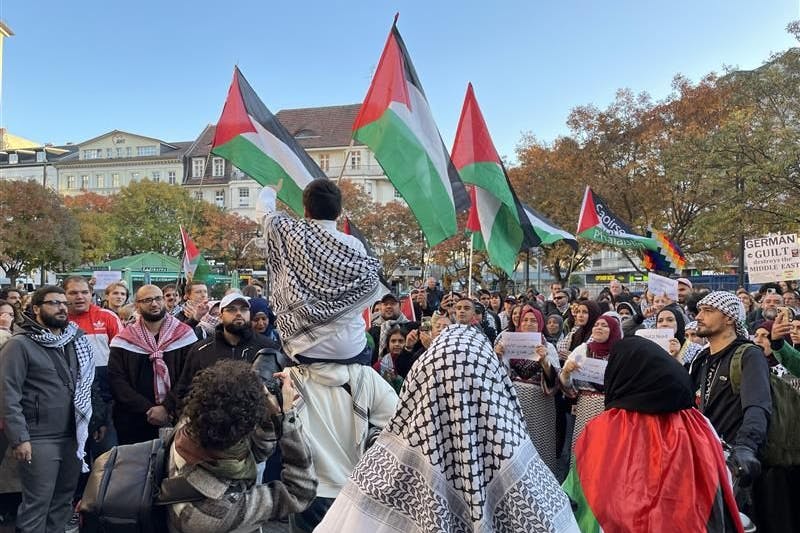 Vor dem Rathaus Neukölln versammeln sich am Freitag rund 200 propalästinensische Demonstranten. 