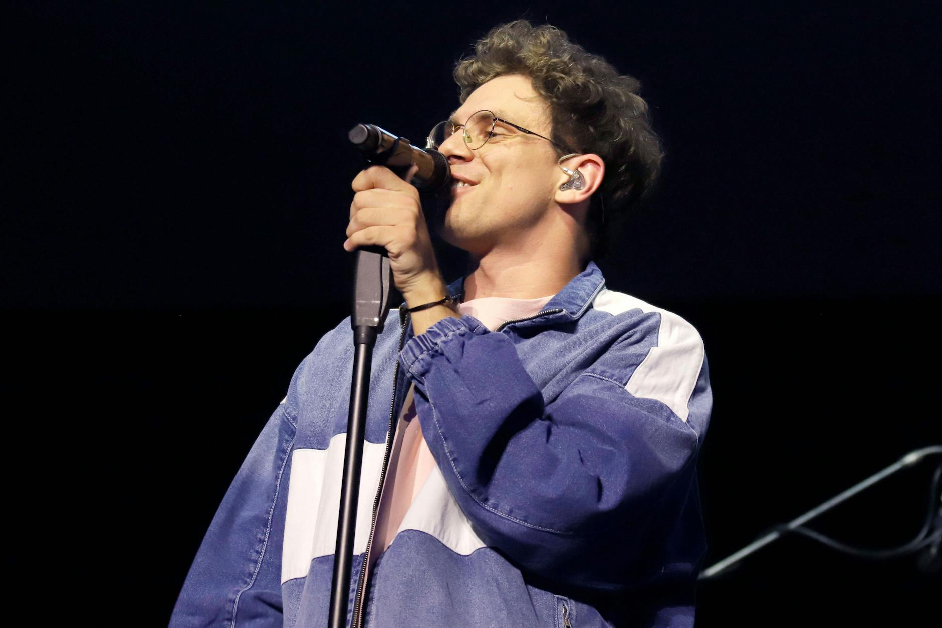 Tim Kamrad, der unter dem Künstlernamen Kamrad auftritt, ist der Neue bei „The Voice“.