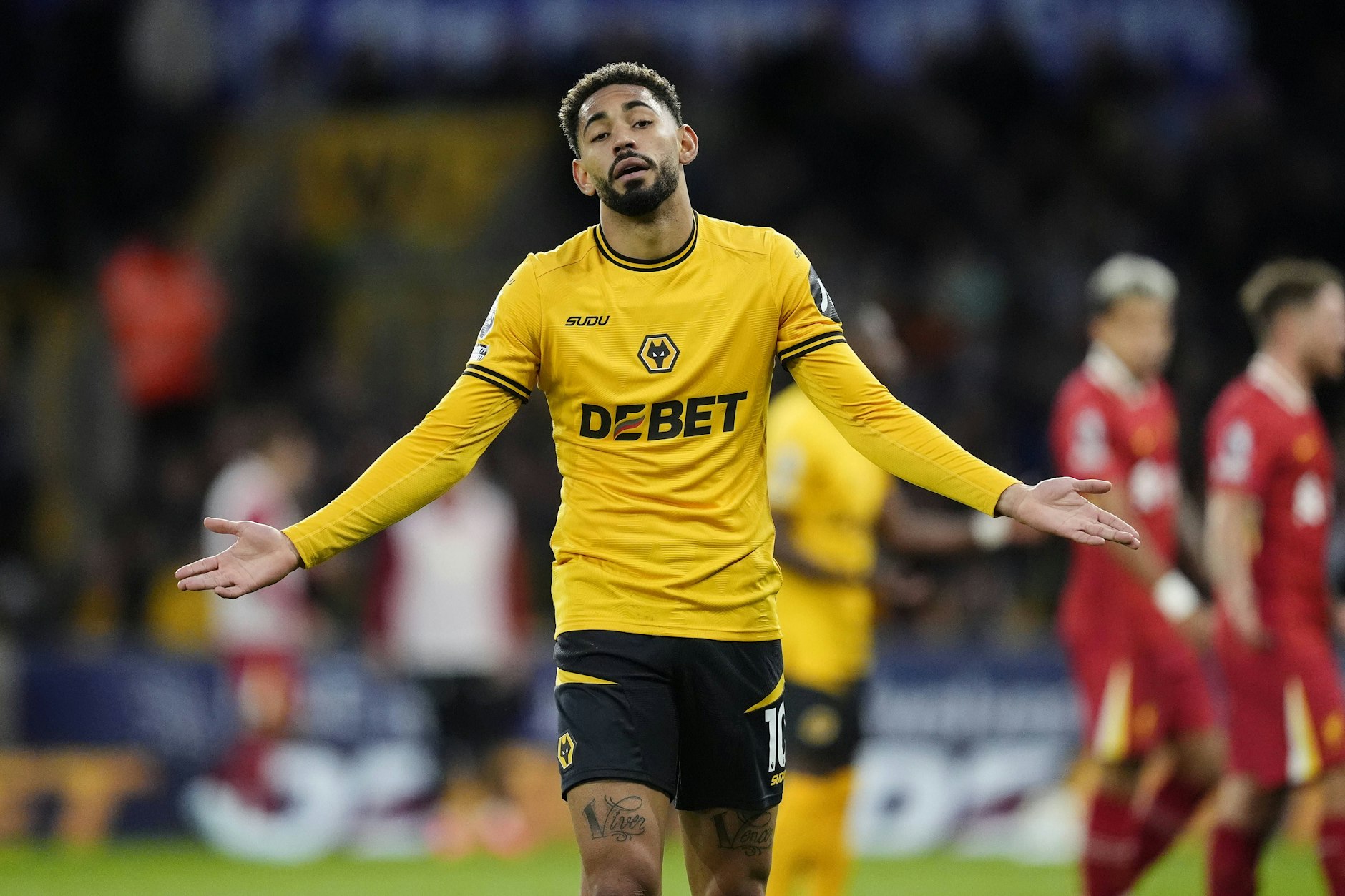 EX-Herthaner Matheus Cunha ist ratlos! Er trifft zwar für Wolverhampton, doch sein Klub ist in der Premier League abgeschlagener Tabellenletzter.